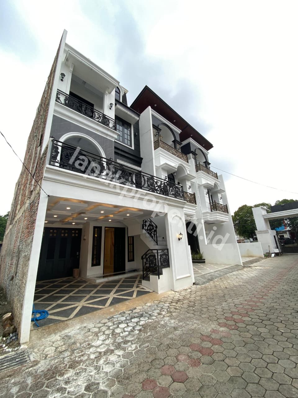 Foto RUMAH MEWAH 3 LANTAI DALAM CLUSTER STRATEGIS di JAGAKARSA JAKARTA SELATAN - 1