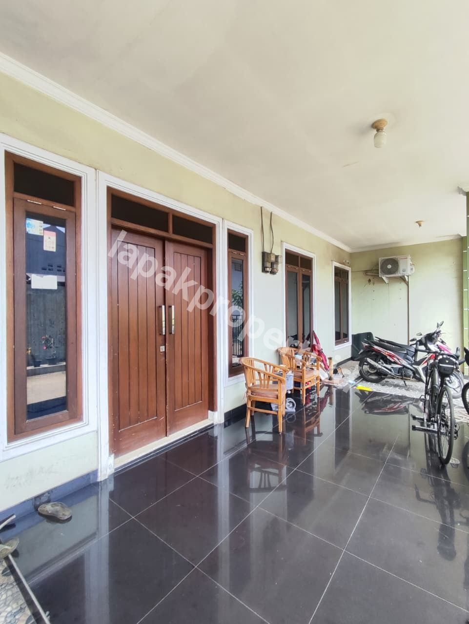 Foto RUMAH BAGUS TANAH LUAS DALAM KOMPLEK STRATEGIS DEKAT SUMMARECON di BEKASI KOTA - 6