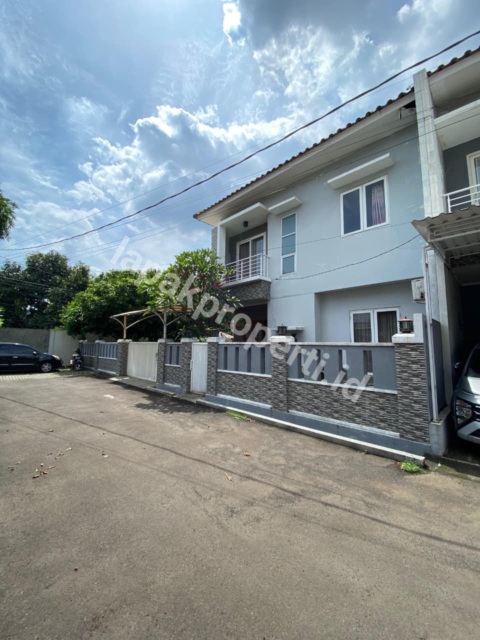 RUMAH POJOK TANAH LUAS DALAM CLUSTER STRATEGIS di CIPAYUNG JAKARTA TIMUR