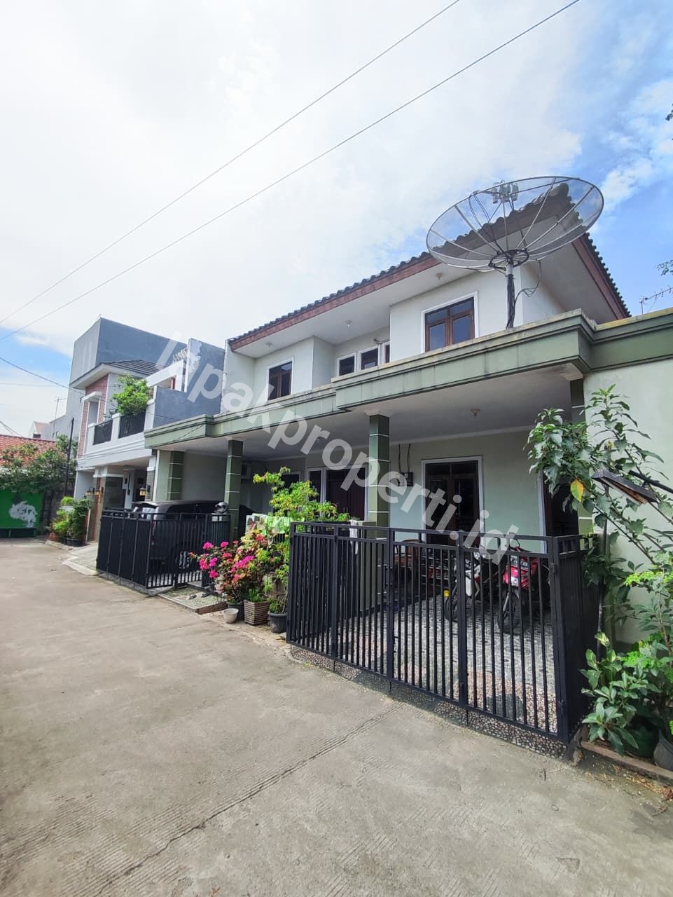 Foto RUMAH BAGUS TANAH LUAS DALAM KOMPLEK STRATEGIS DEKAT SUMMARECON di BEKASI KOTA - 3