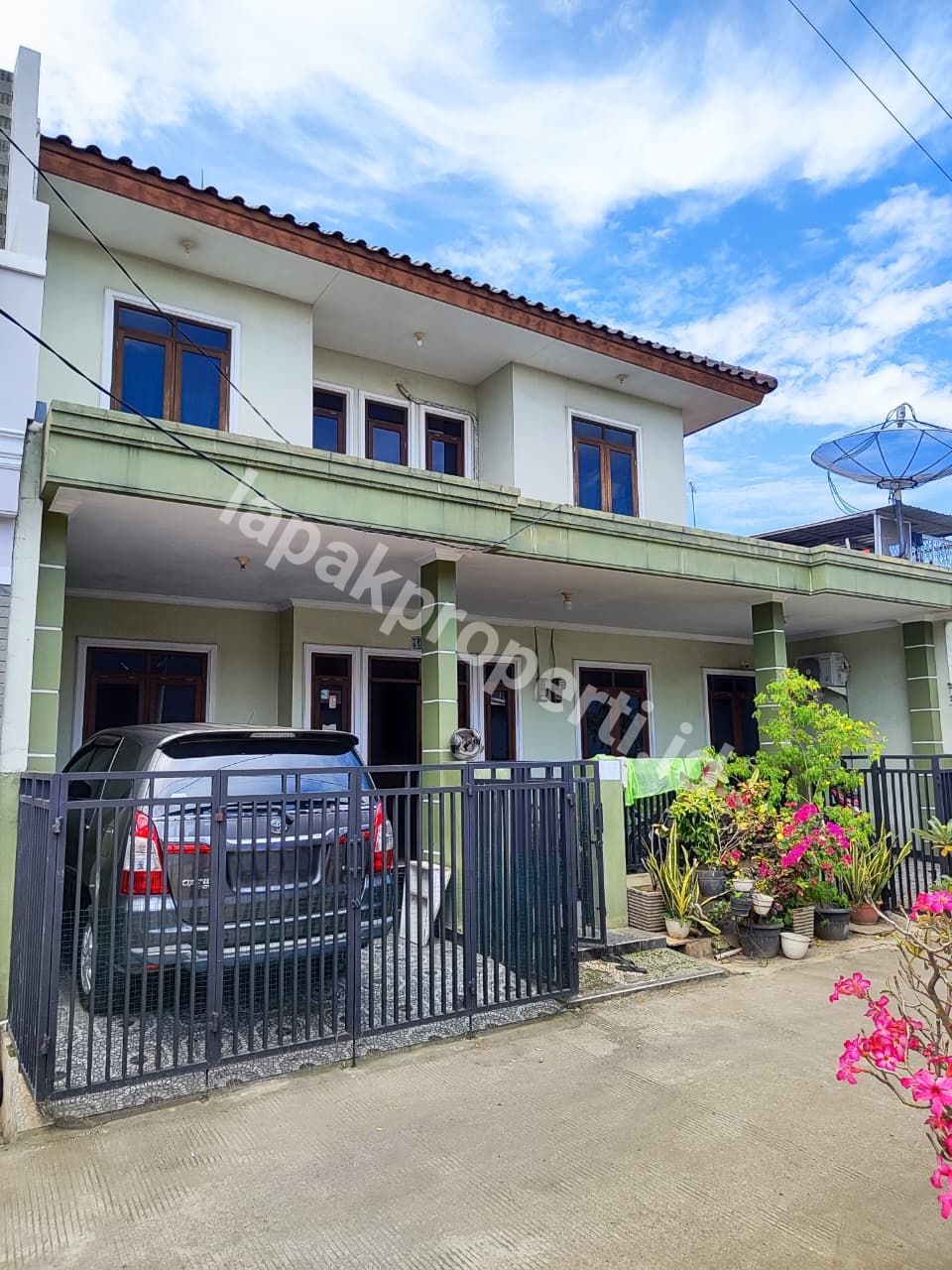 Foto RUMAH BAGUS TANAH LUAS DALAM KOMPLEK STRATEGIS DEKAT SUMMARECON di BEKASI KOTA - 4