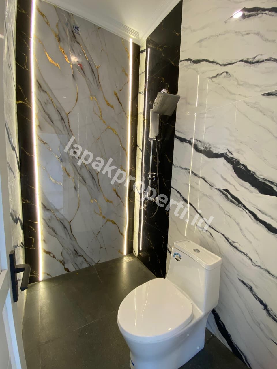 Foto RUMAH MEWAH 3 LANTAI DALAM CLUSTER STRATEGIS di JAGAKARSA JAKARTA SELATAN - 8