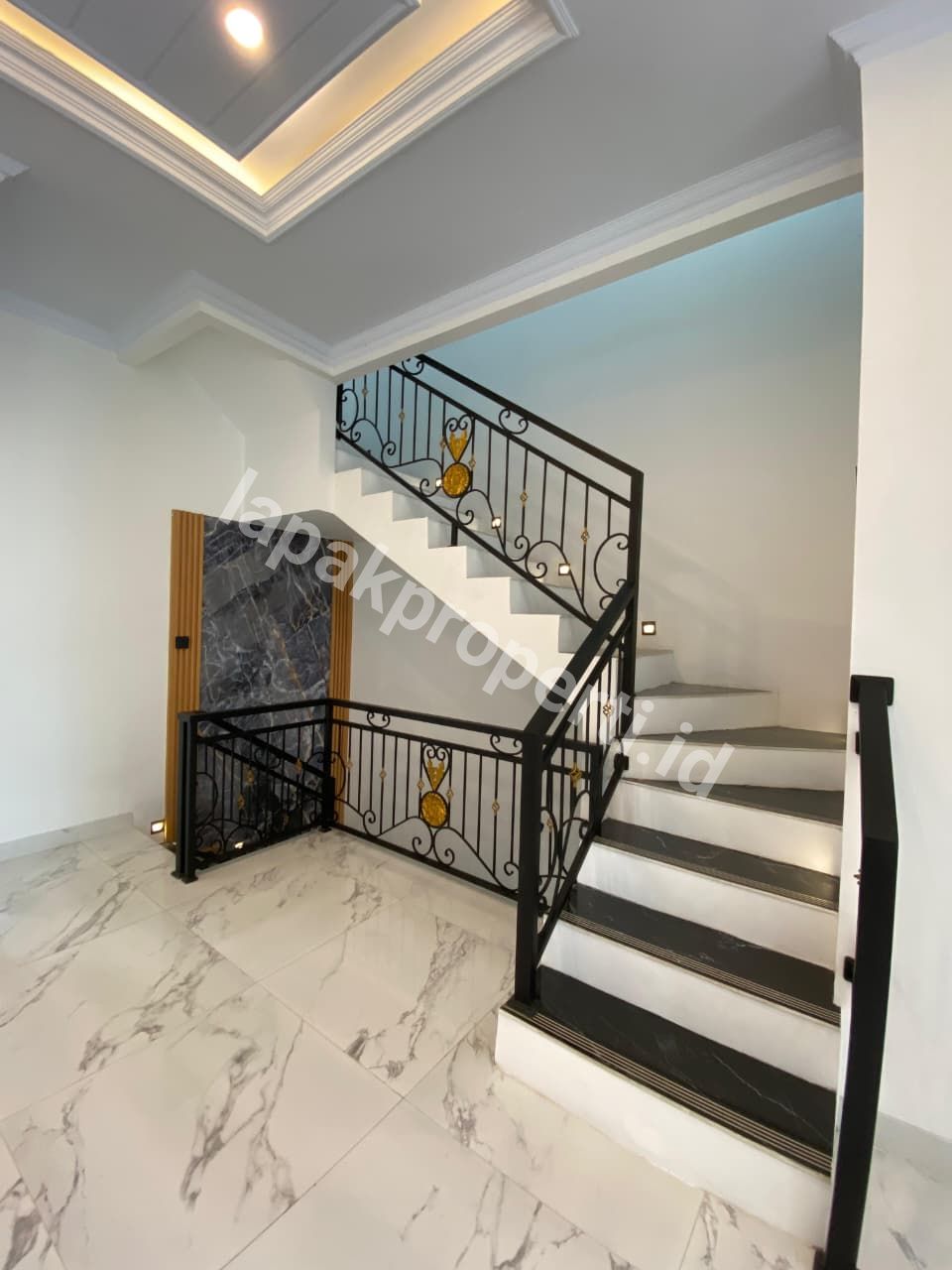 Foto RUMAH MEWAH 3 LANTAI DALAM CLUSTER STRATEGIS di JAGAKARSA JAKARTA SELATAN - 4