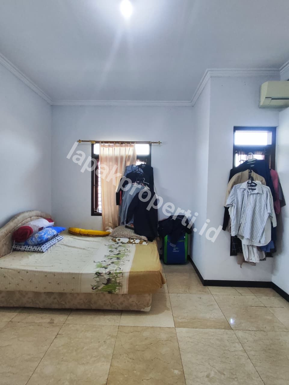 Foto RUMAH BAGUS TANAH LUAS DALAM KOMPLEK STRATEGIS DEKAT SUMMARECON di BEKASI KOTA - 14