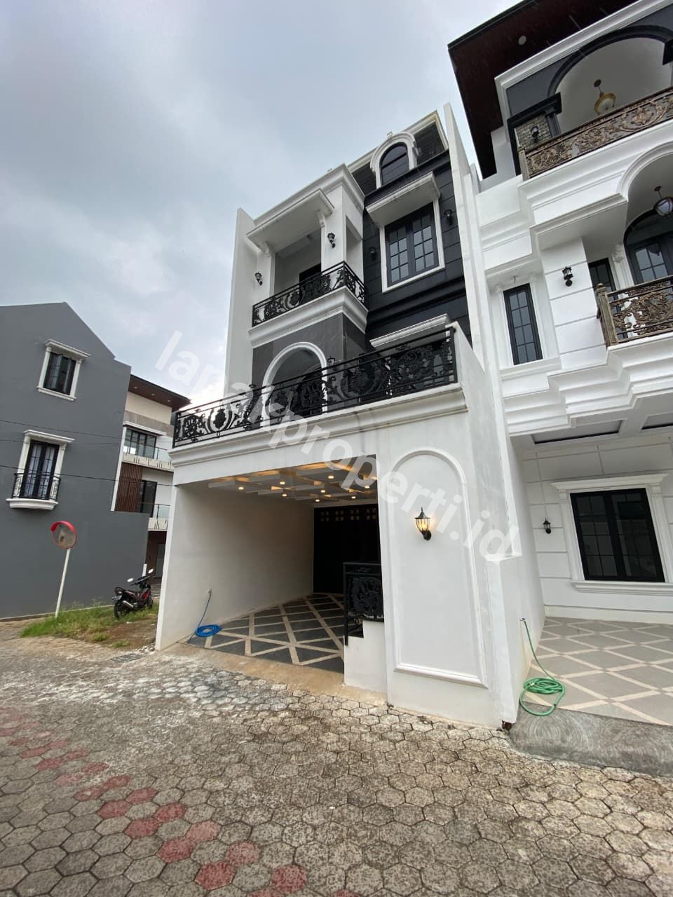 Foto RUMAH MEWAH 3 LANTAI DALAM CLUSTER STRATEGIS di JAGAKARSA JAKARTA SELATAN - 2