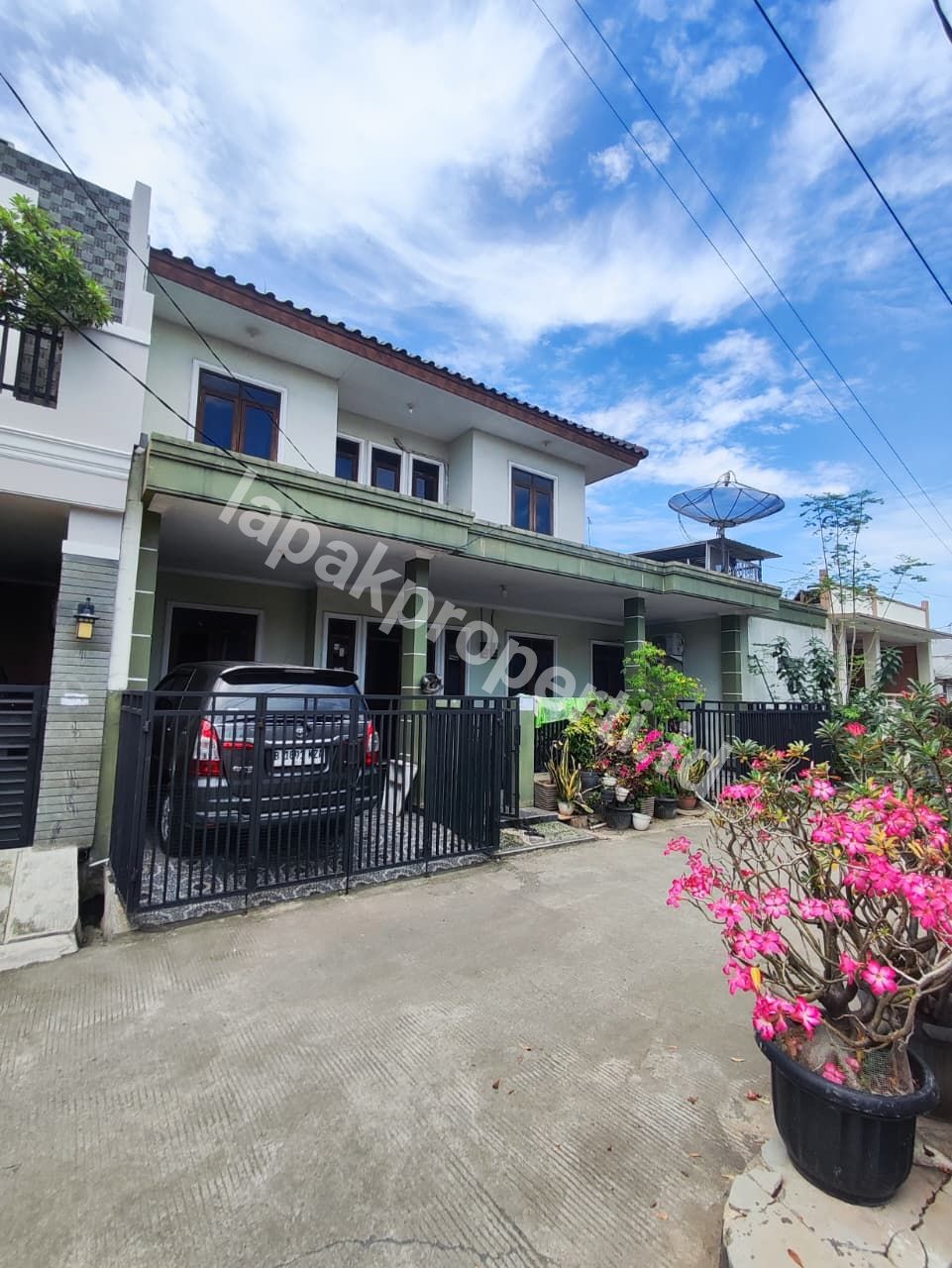 Foto RUMAH BAGUS TANAH LUAS DALAM KOMPLEK STRATEGIS DEKAT SUMMARECON di BEKASI KOTA - 2