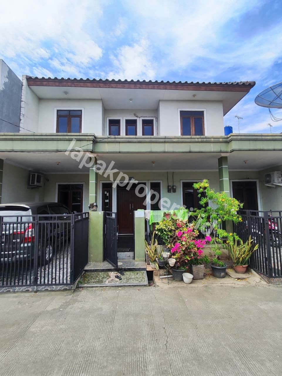 RUMAH BAGUS TANAH LUAS DALAM KOMPLEK STRATEGIS DEKAT SUMMARECON di BEKASI KOTA