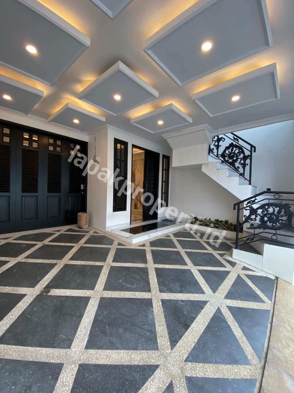 Foto RUMAH MEWAH 3 LANTAI DALAM CLUSTER STRATEGIS di JAGAKARSA JAKARTA SELATAN - 3