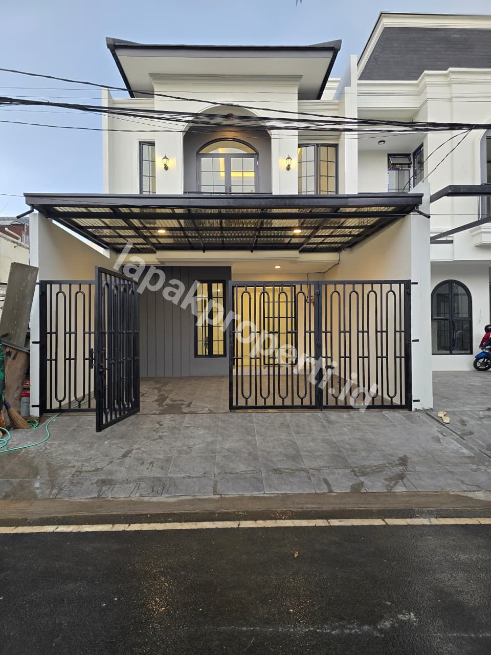 Foto Dijual Rumah Baru Dalam Komplek Mewah Di Billymoon Jakarta Timur - 1