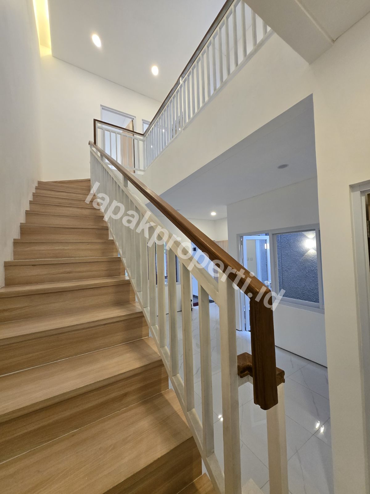 Foto Rumah Modern Dalam Komplek Billymoon Pondok Kelapa Jakarta Timur - 14