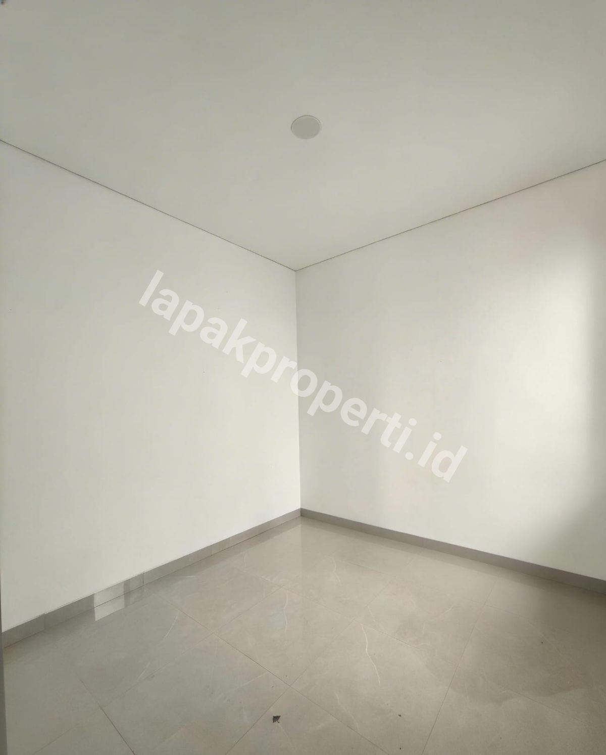 Foto Dijual Rumah Baru 3 lantai Komplek Di Pondok Bambu Jakarta Timur - 3