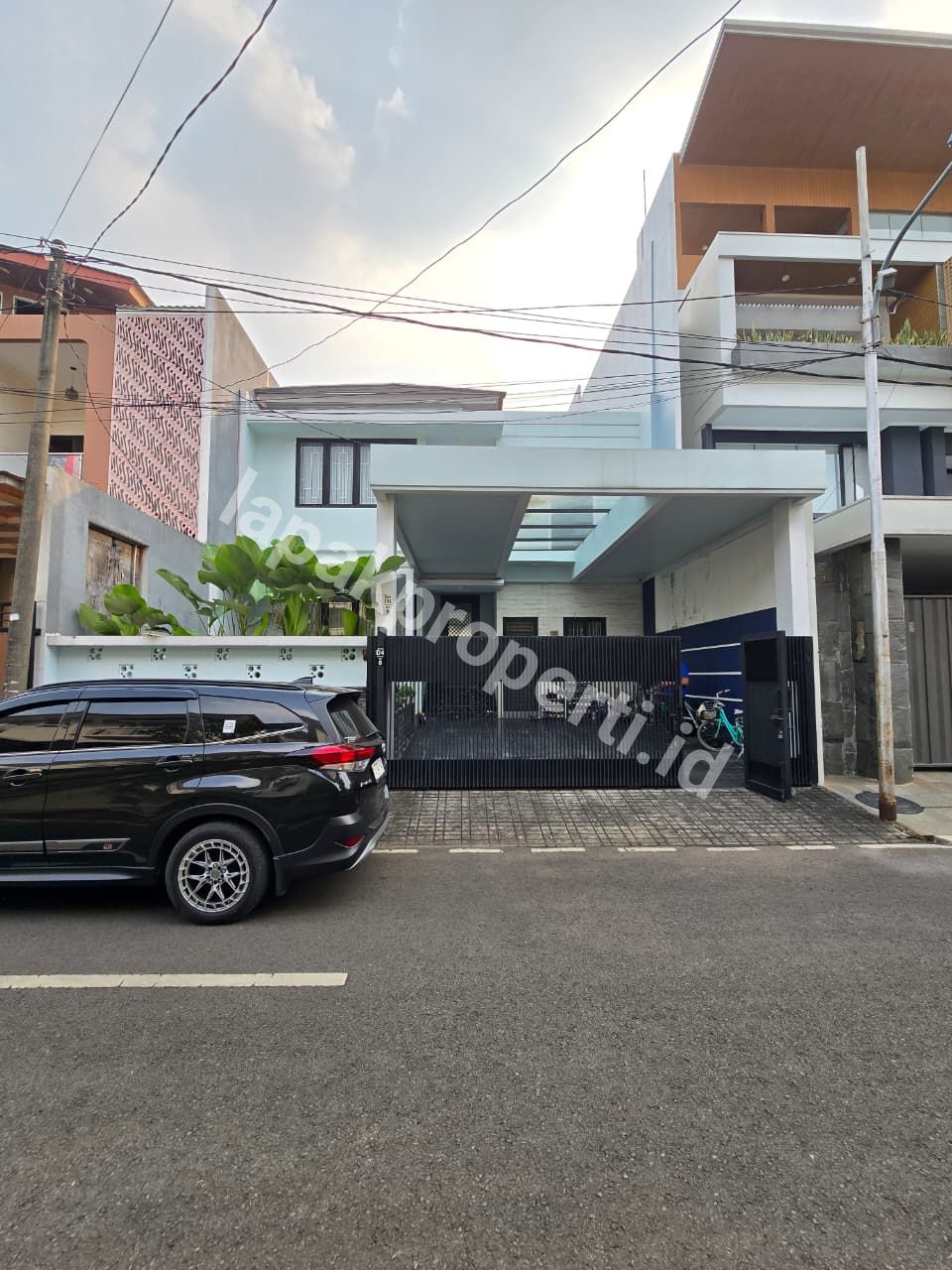 Foto Rumah Semi Furnished Dalam komplek Di Duren Sawit Jakarta Timur - 1