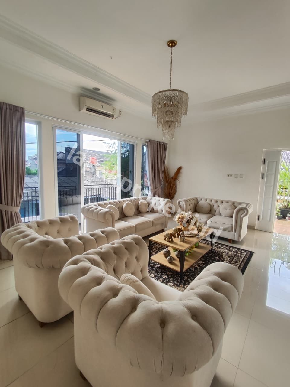 Foto RUMAH MEWAH HOOK 3 LANTAI FULL FURNISHED DALAM KOMPLEK STRATEGIS di JATIBENING BEKASI - 8