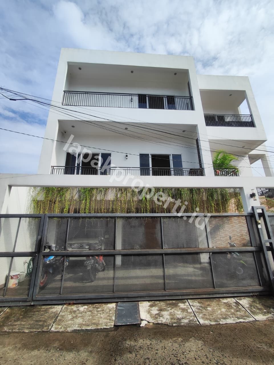 Foto RUMAH MEWAH HOOK 3 LANTAI FULL FURNISHED DALAM KOMPLEK STRATEGIS di JATIBENING BEKASI - 3