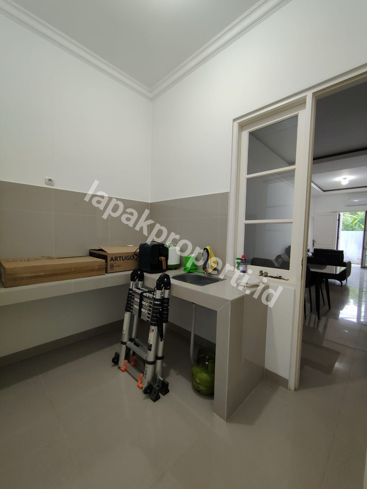 Foto Rumah 2 Lantai Semi Furnished Dalam komplek Akses Jalan Lebar - 10