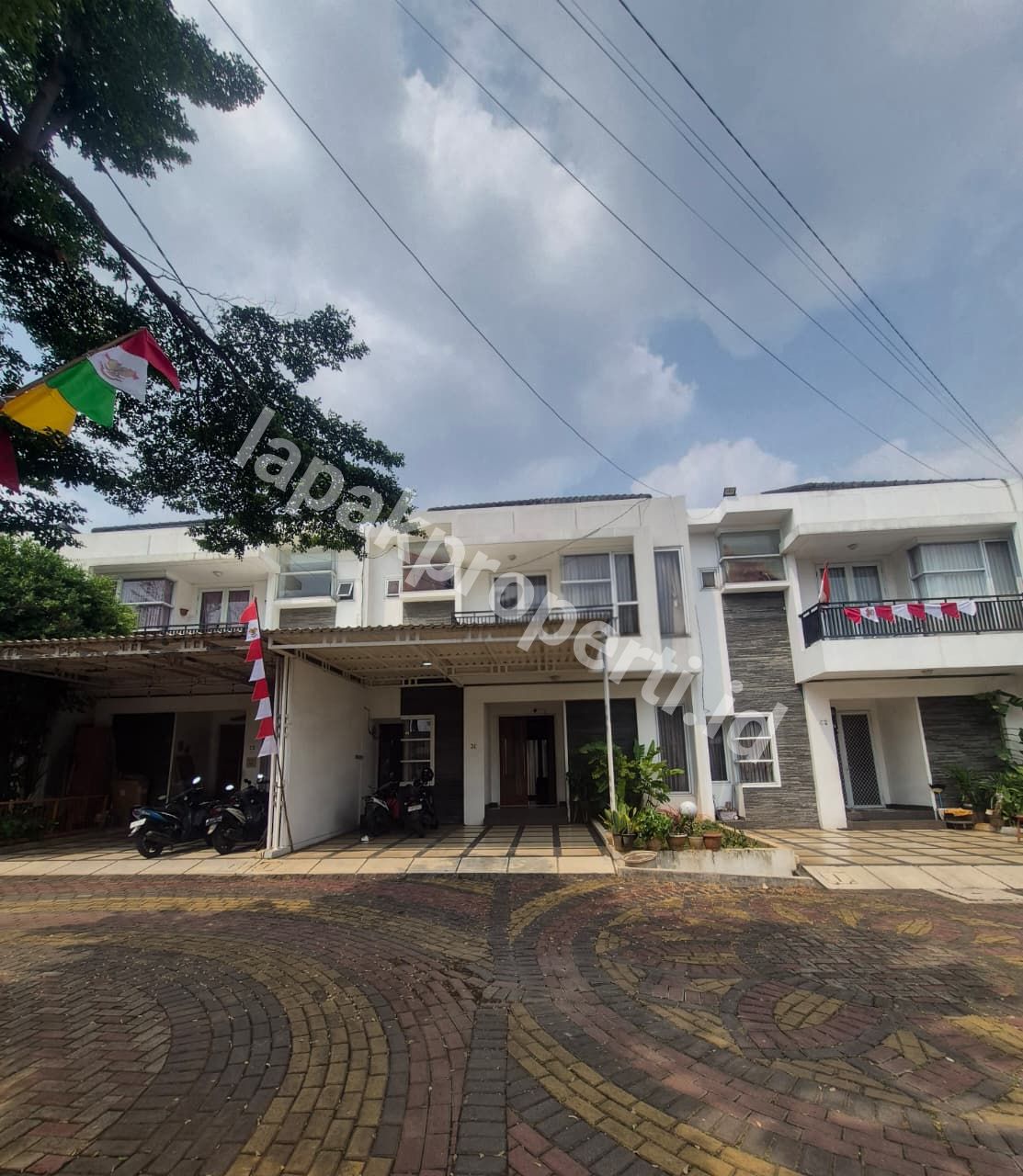 Foto Rumah Dalam Cluster Akses Jalan Lebar Dalam Cluster Semi Furnished - 1