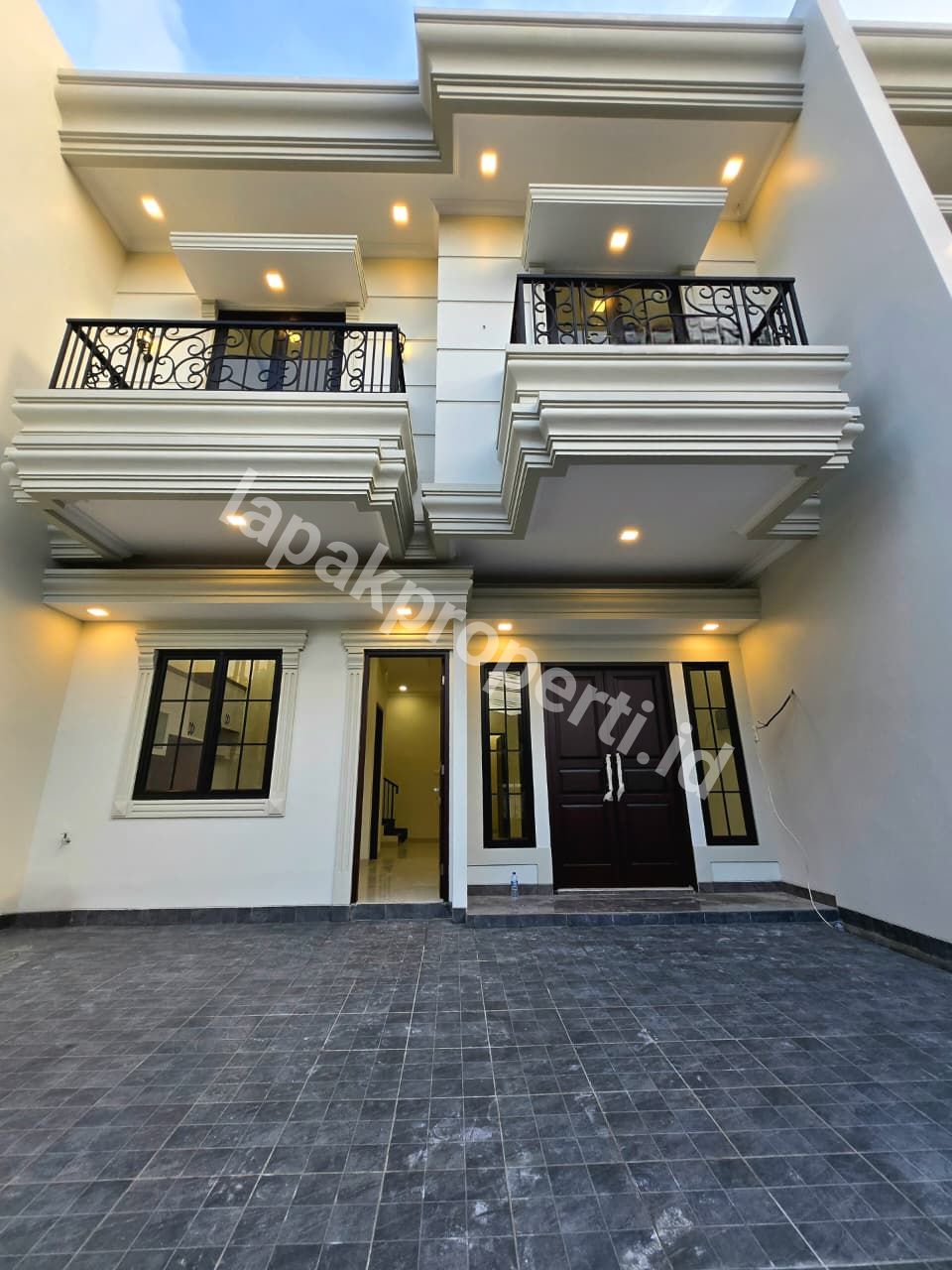 Foto Rumah Mewah Design Classic Modern Dalam Komplek Di Duren Sawit Jakarta Timur - 2