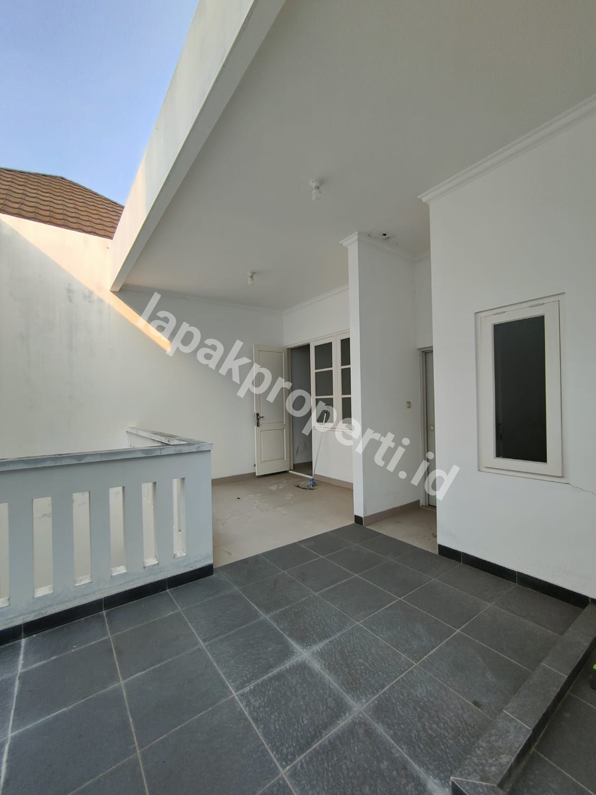 Foto Rumah 2 Lantai Semi Furnished Dalam komplek Akses Jalan Lebar - 9