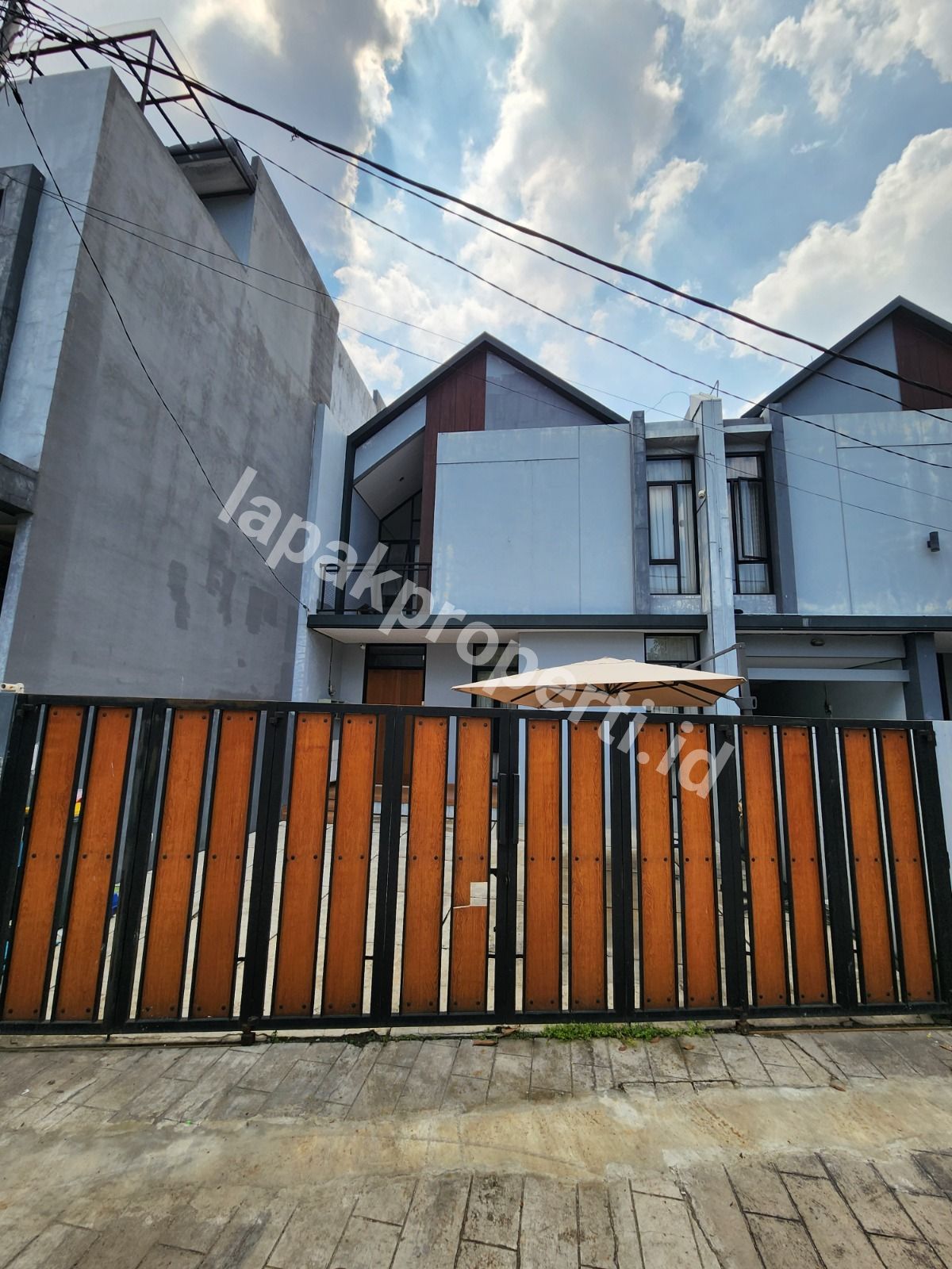 Foto Dijual rumah Dalam Cluster 2½ Lantai siap Huni - 1