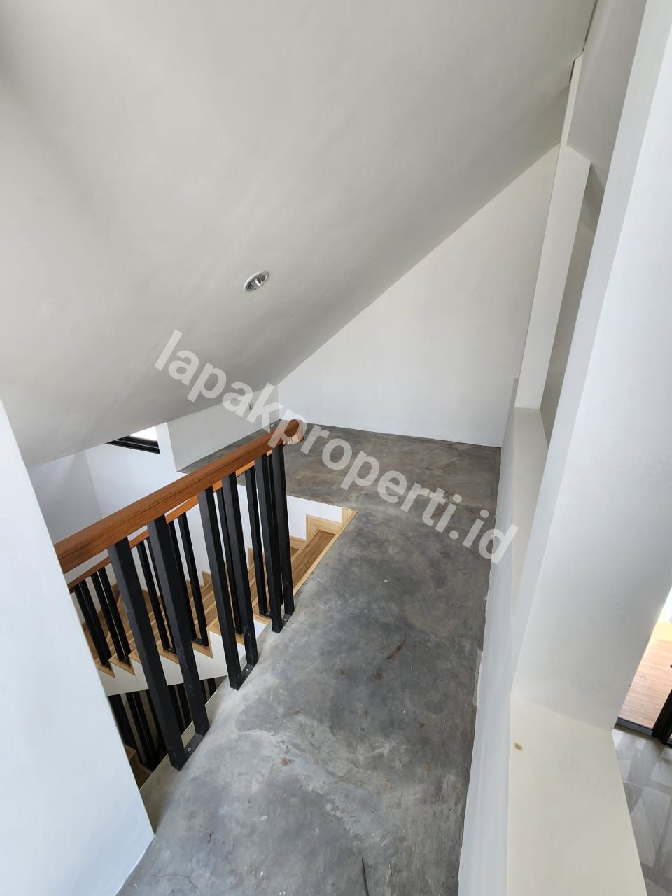 Foto Dijual rumah Dalam Cluster 2½ Lantai siap Huni - 3