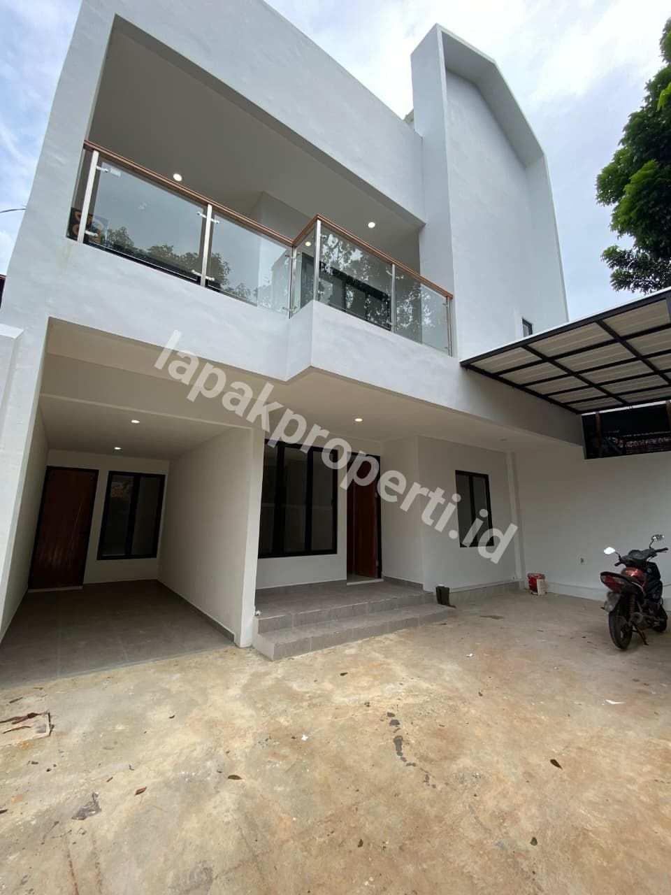 Foto RUMAH BARU RENOVASI TANAH LUAS DALAM KOMPLEK STRATEGIS di JAGAKARSA JAKARTA SELATAN - 3