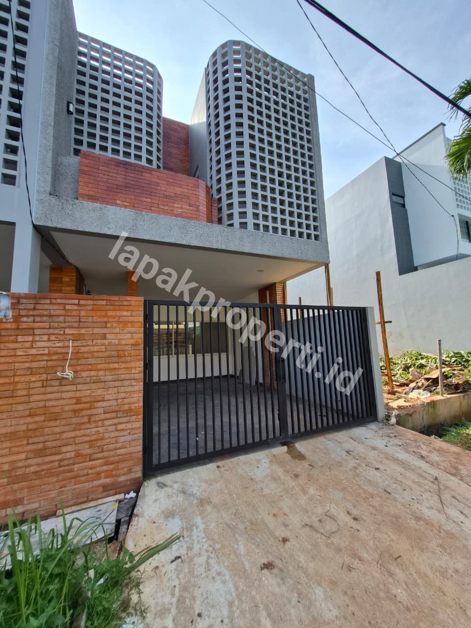 Foto Rumah Modern Dalam Komplek Billymoon Pondok Kelapa Jakarta Timur - 2