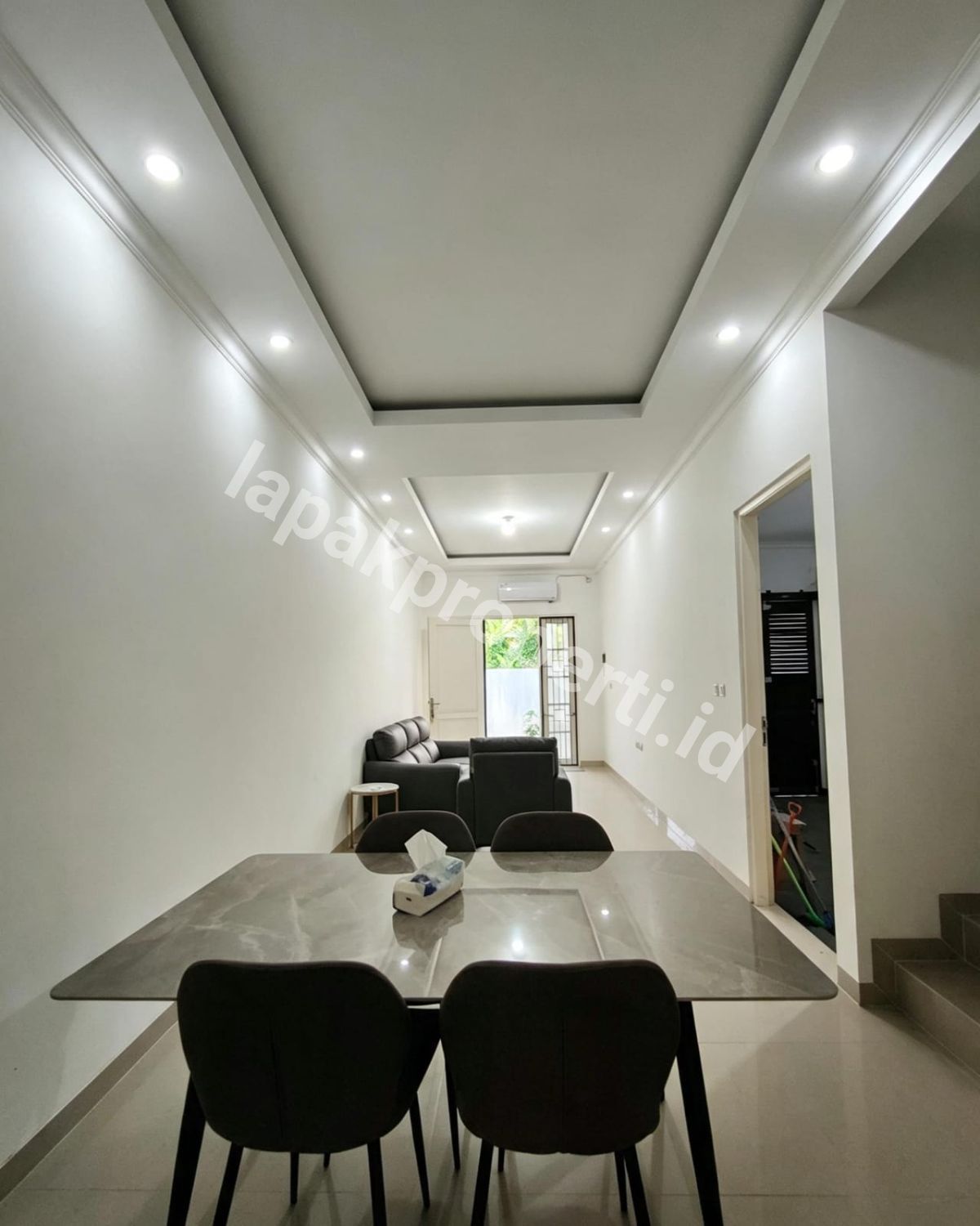 Foto Rumah 2 Lantai Semi Furnished Dalam komplek Akses Jalan Lebar - 12