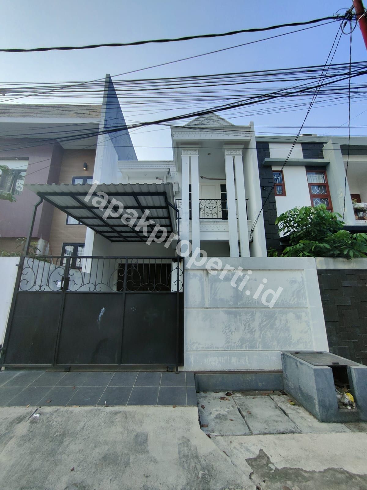 Foto Rumah 2 Lantai Semi Furnished Dalam komplek Akses Jalan Lebar - 1