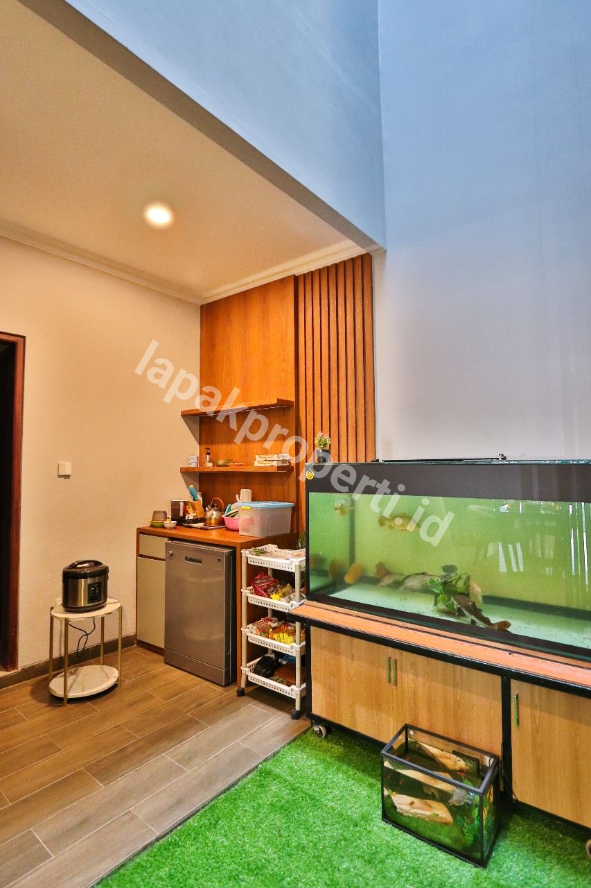 Foto Rumah Modern Minimalis 2,5 Lantai di Area Pondok Indah Jakarta Selatan - 8