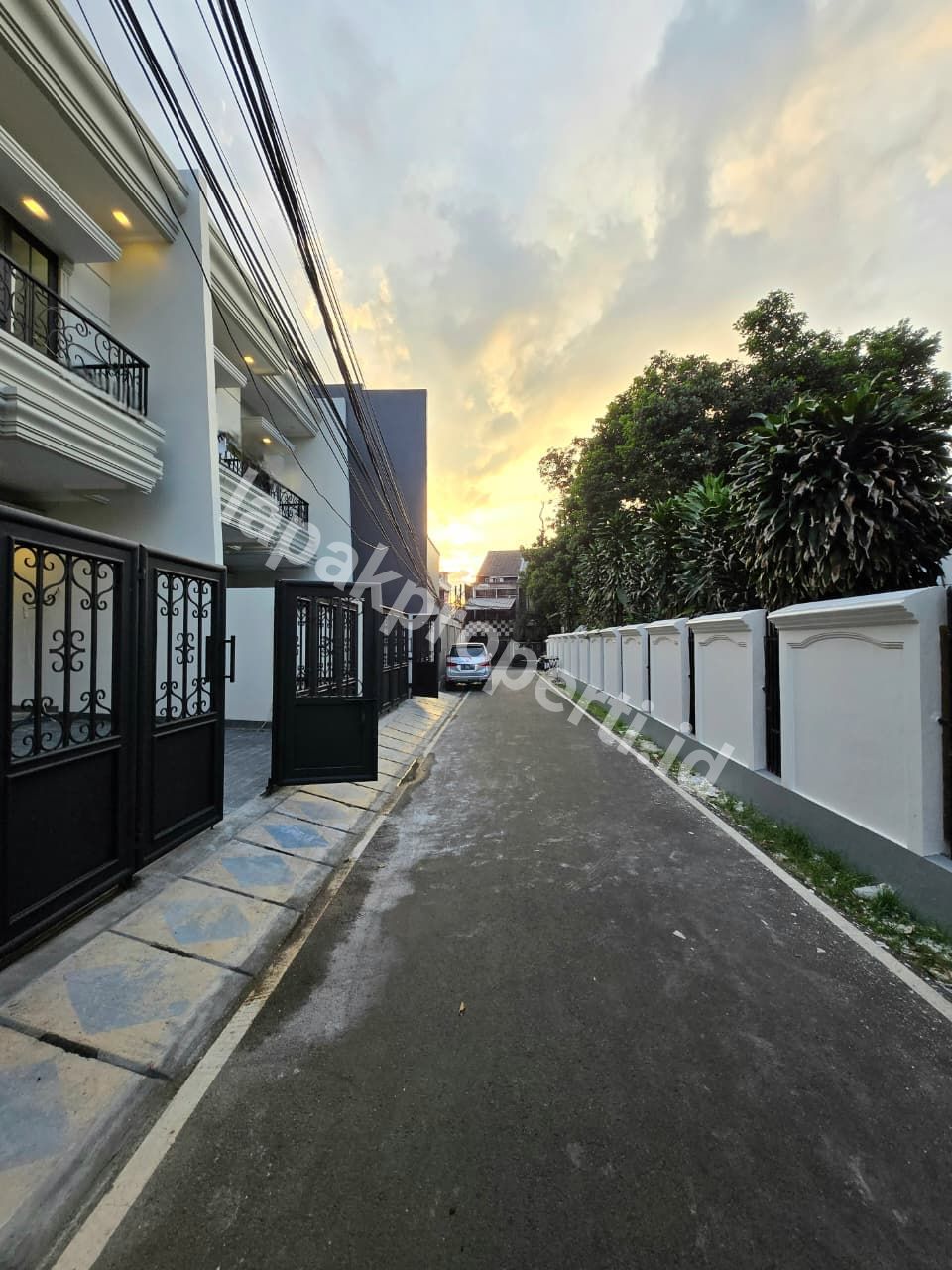 Foto Rumah Mewah Design Classic Modern Dalam Komplek Di Duren Sawit Jakarta Timur - 8