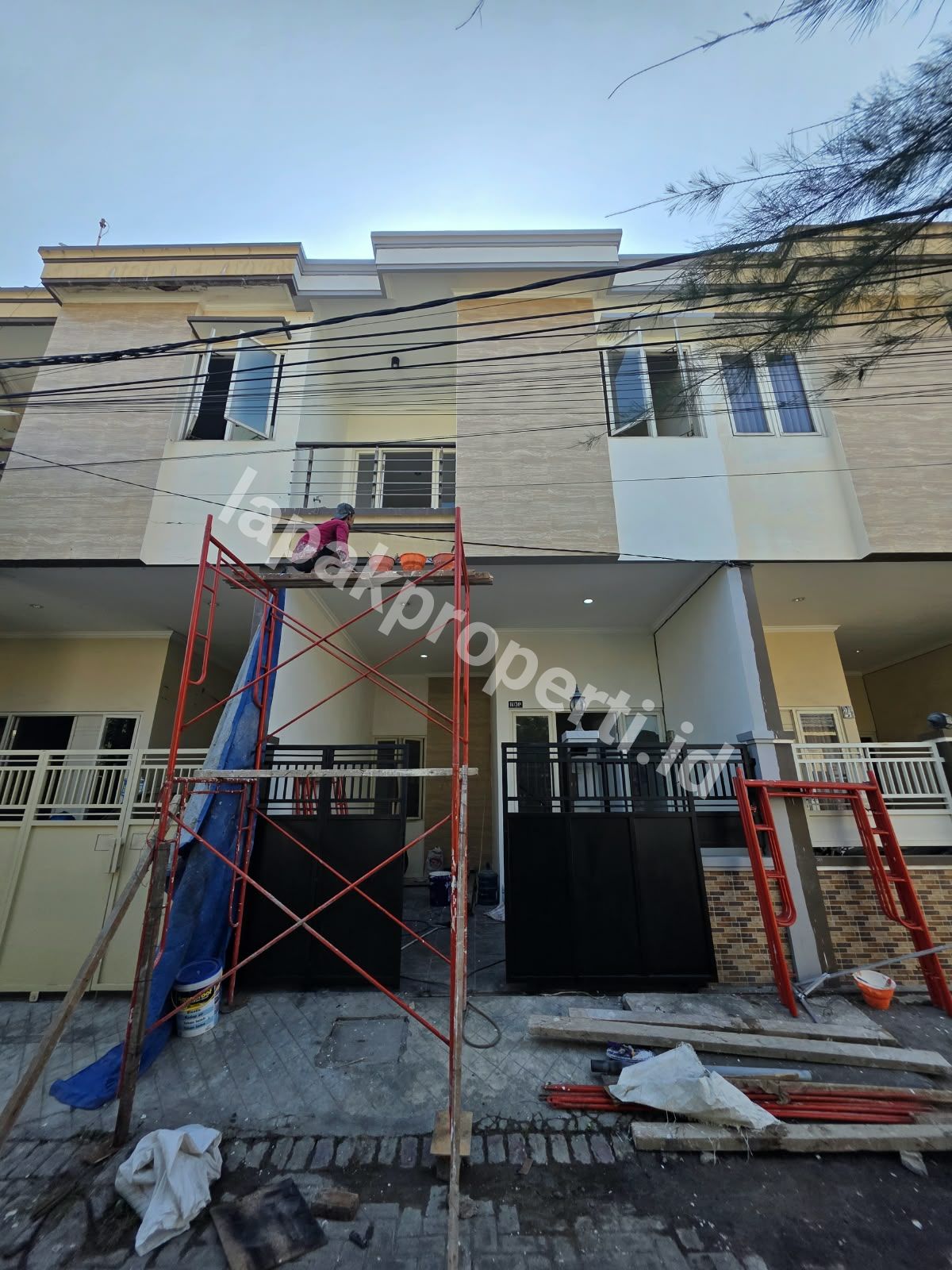 Foto Jual Harga Bawah Pasar Rumah 2 lantai 3 kamar di Gading Indah Regency Surabaya Timur dekat Kedungcowek, Kenjeran - 1