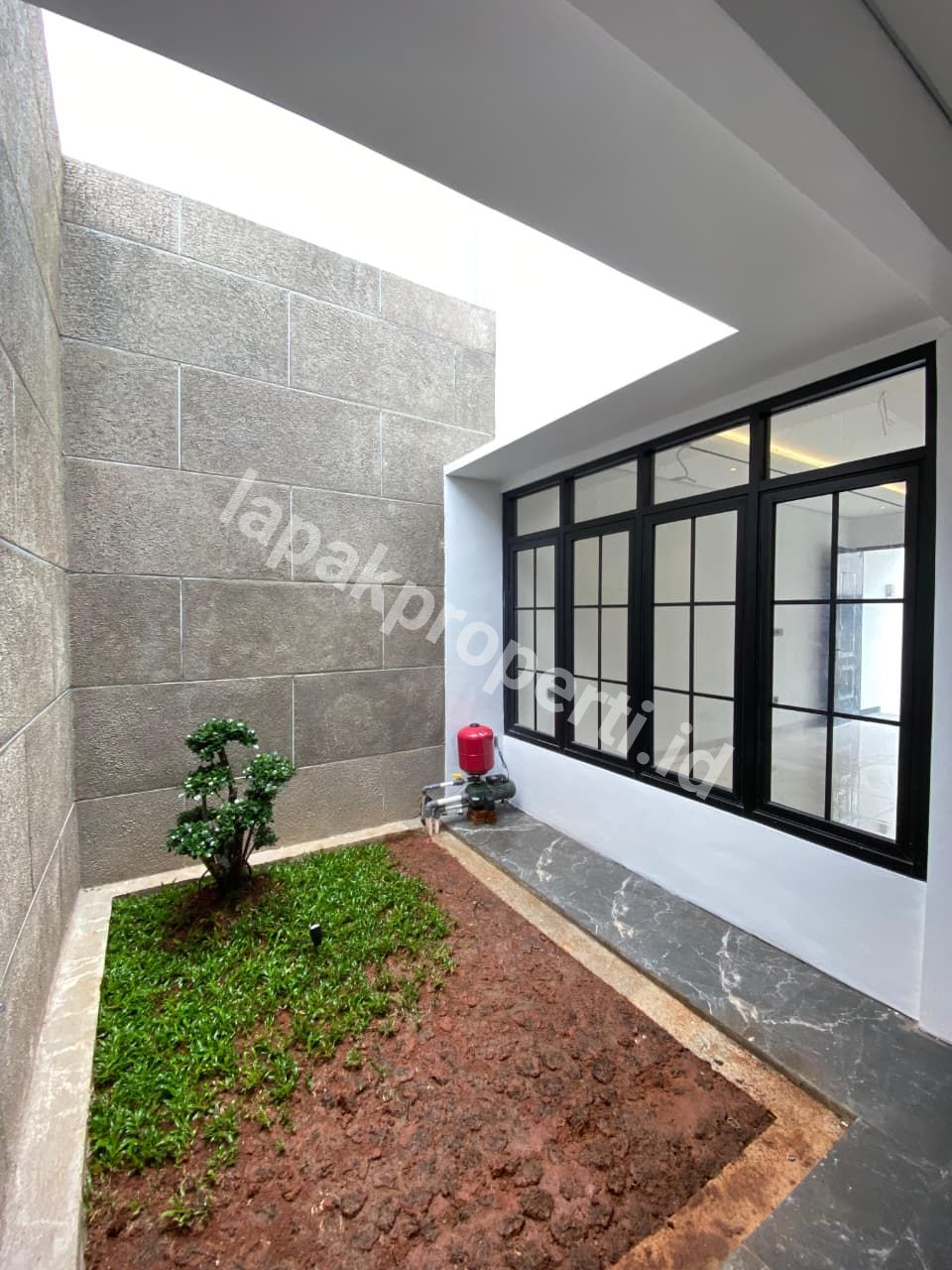 Foto RUMAH BARU SIAP HUNI DALAM KOMPLEK STRATEGIS di PONDOK BAMBU JAKARTA TIMUR - 15