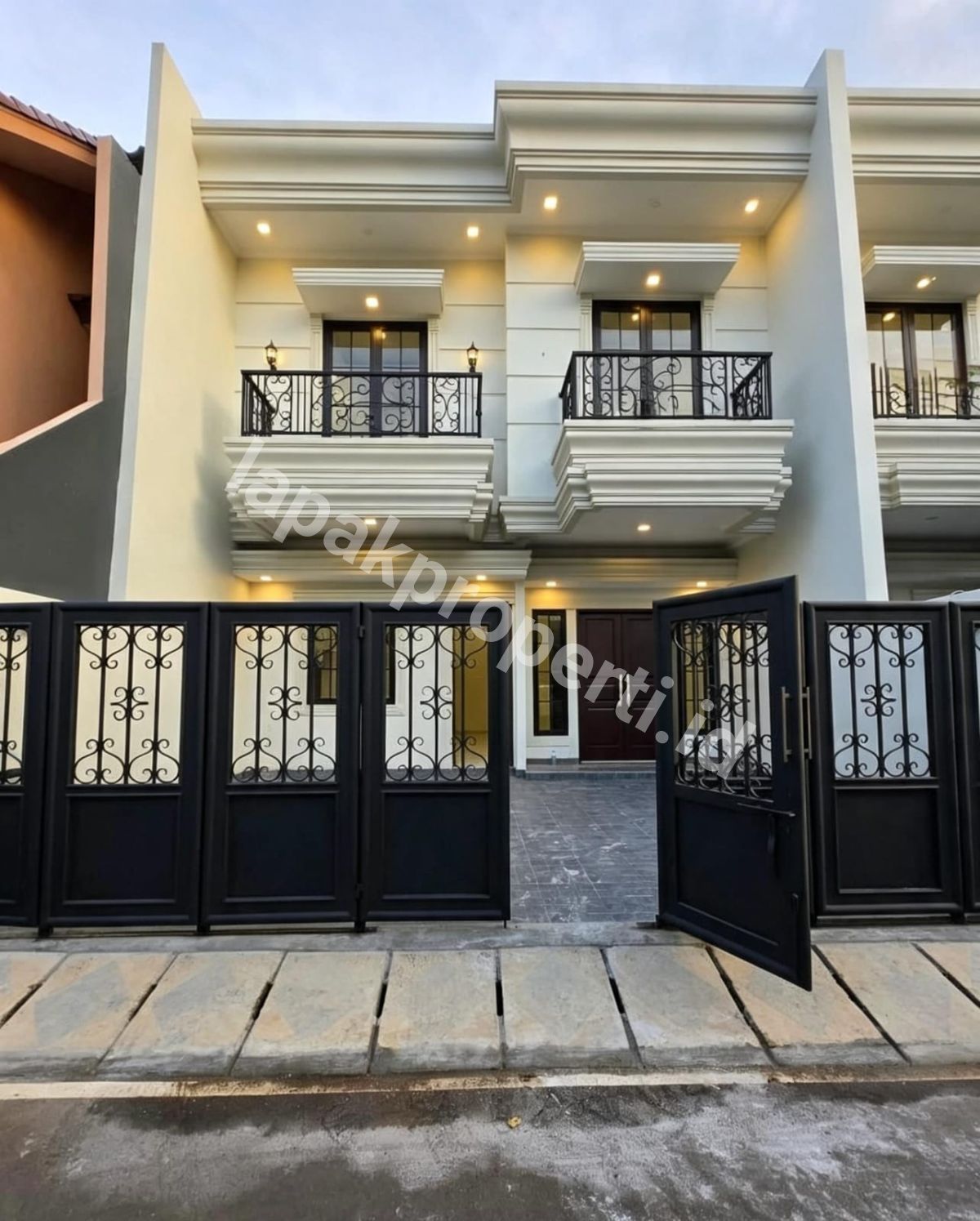 Foto Rumah Mewah Design Classic Modern Dalam Komplek Di Duren Sawit Jakarta Timur - 1