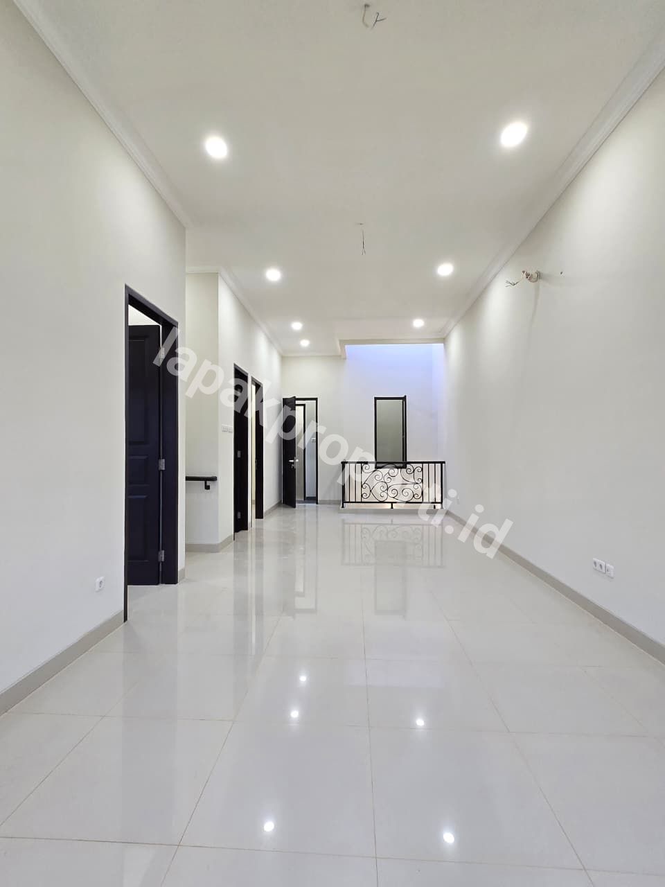 Foto Rumah Mewah Design Classic Modern Dalam Komplek Di Duren Sawit Jakarta Timur - 7