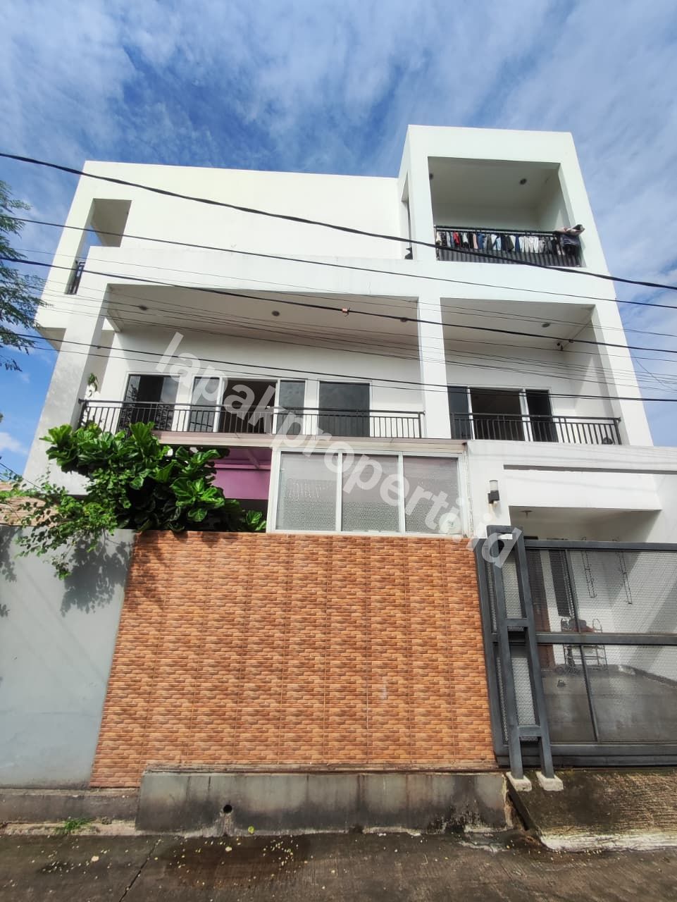 Foto RUMAH MEWAH HOOK 3 LANTAI FULL FURNISHED DALAM KOMPLEK STRATEGIS di JATIBENING BEKASI - 2