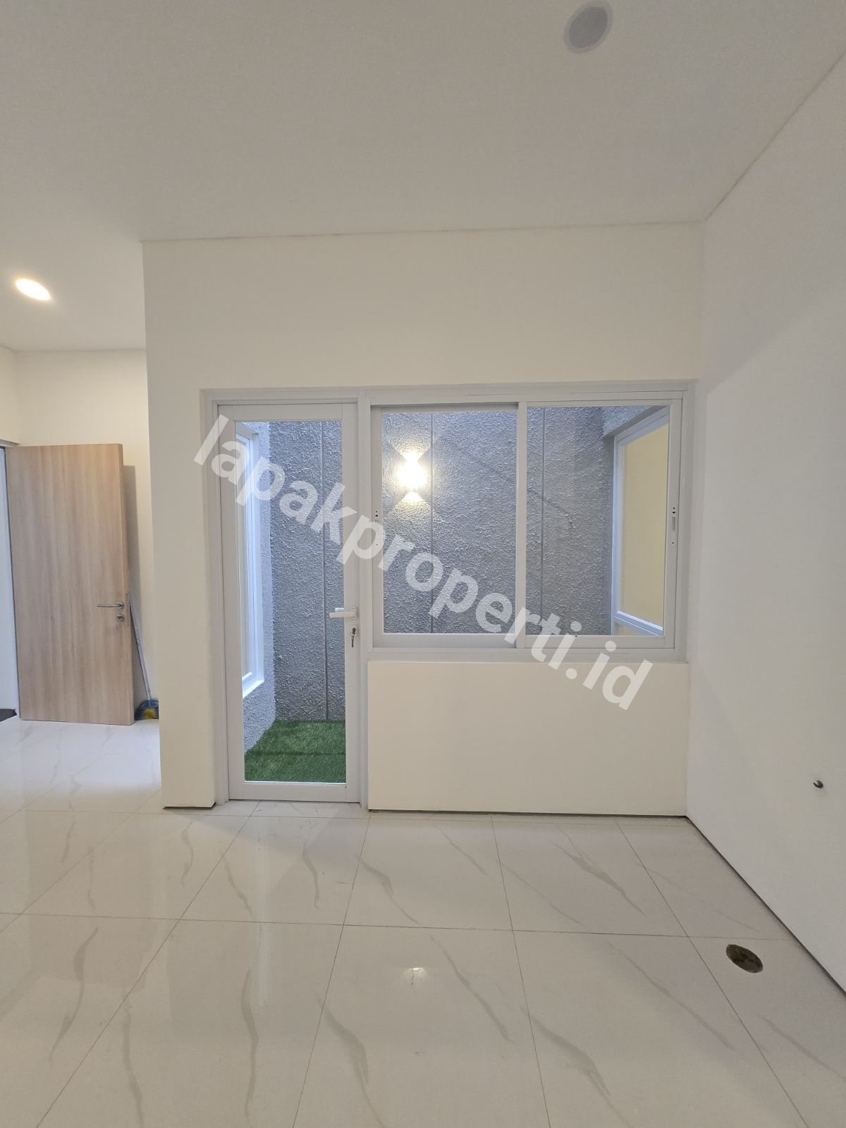 Foto Rumah Modern Dalam Komplek Billymoon Pondok Kelapa Jakarta Timur - 8