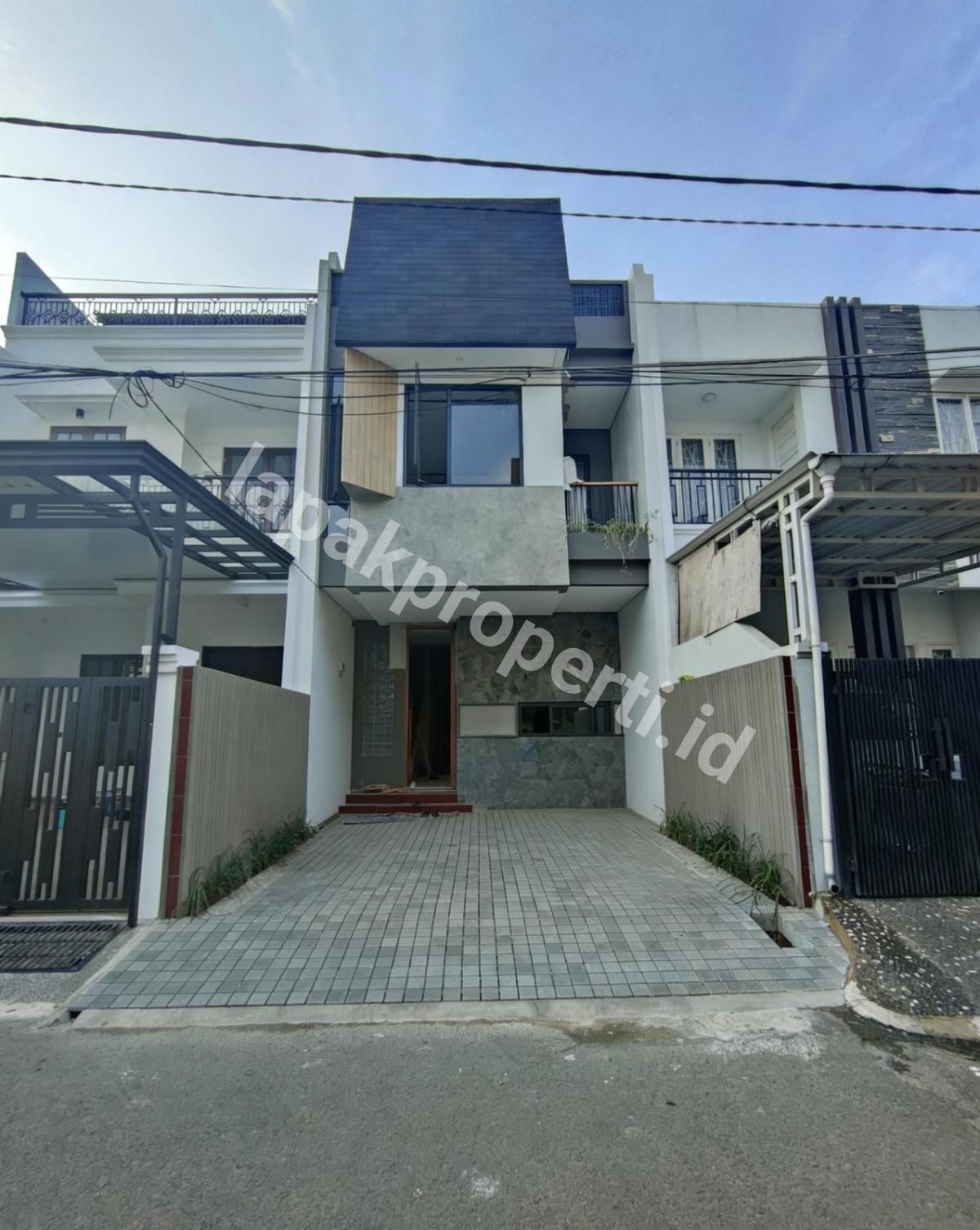 Foto Rumah Baru Dengan Rofftop Dalam komplek Tenang Di Pondok Bambu Jakarta Timur - 1