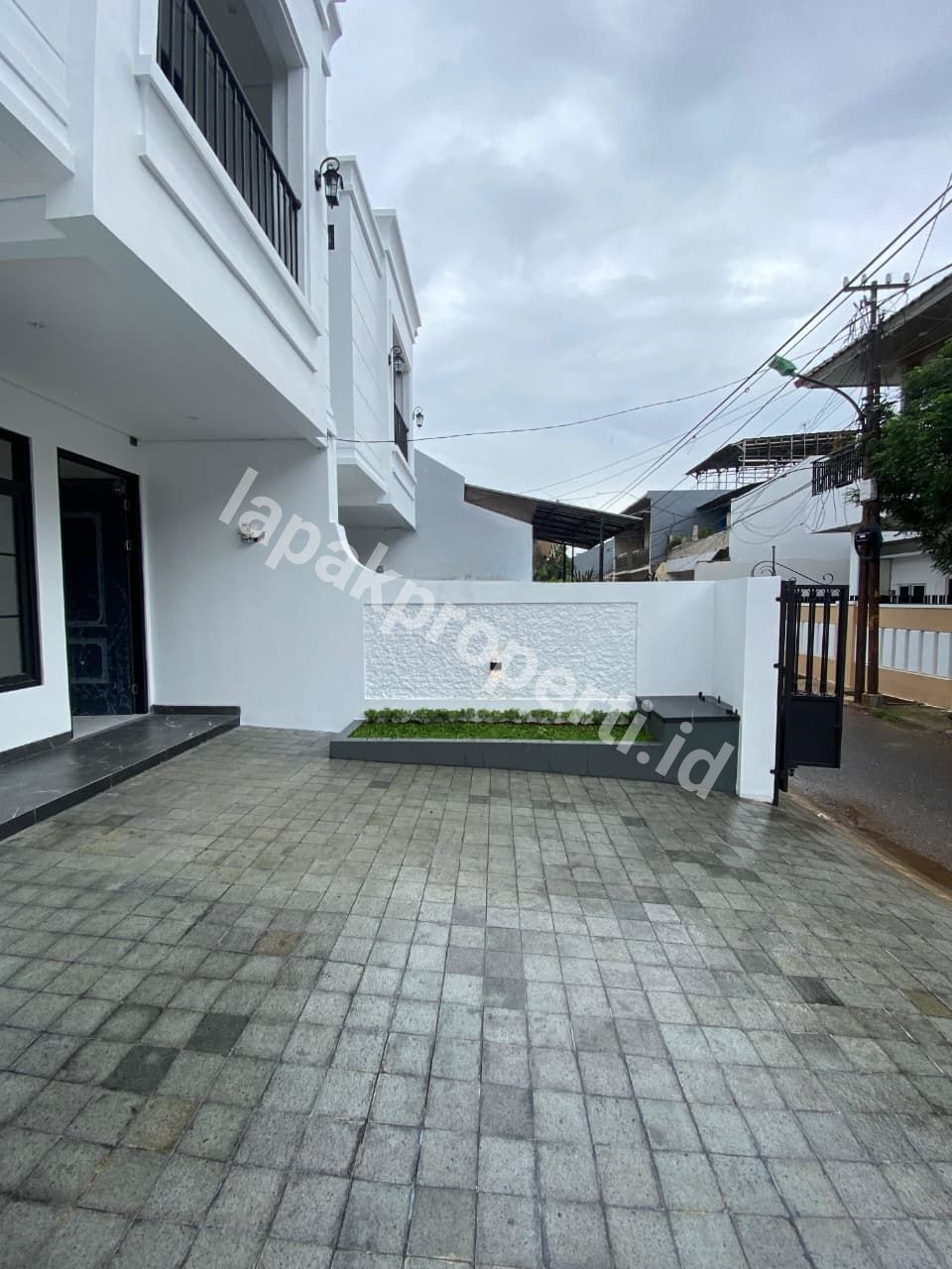 Foto RUMAH BARU SIAP HUNI DALAM KOMPLEK STRATEGIS di PONDOK BAMBU JAKARTA TIMUR - 4