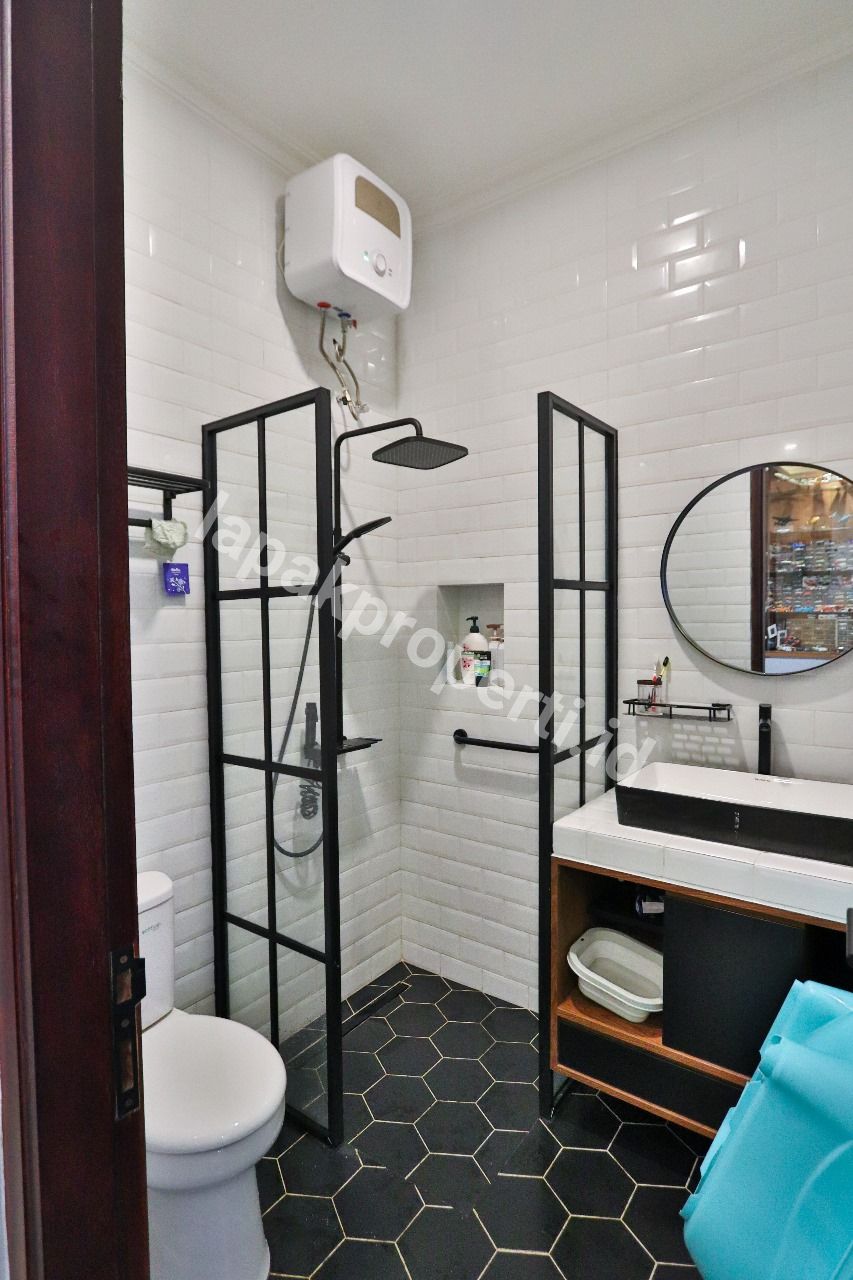 Foto Rumah Modern Minimalis 2,5 Lantai di Area Pondok Indah Jakarta Selatan - 6