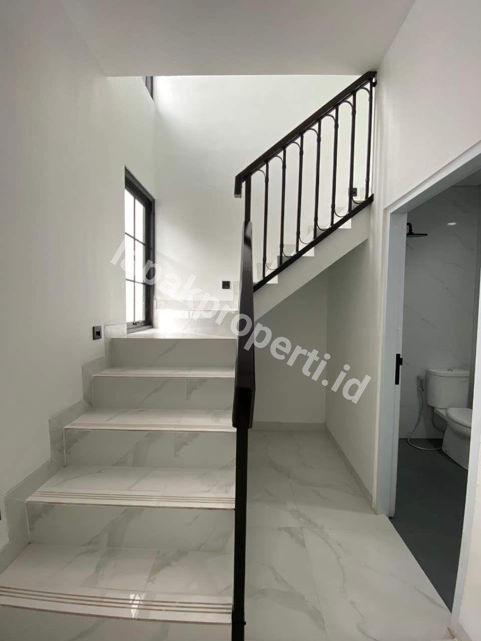 Foto RUMAH BARU SIAP HUNI DALAM KOMPLEK STRATEGIS di PONDOK BAMBU JAKARTA TIMUR - 11