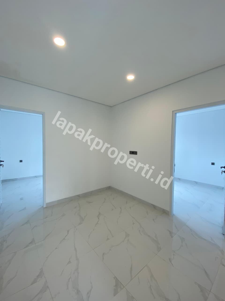 Foto RUMAH BARU SIAP HUNI DALAM KOMPLEK STRATEGIS di PONDOK BAMBU JAKARTA TIMUR - 9