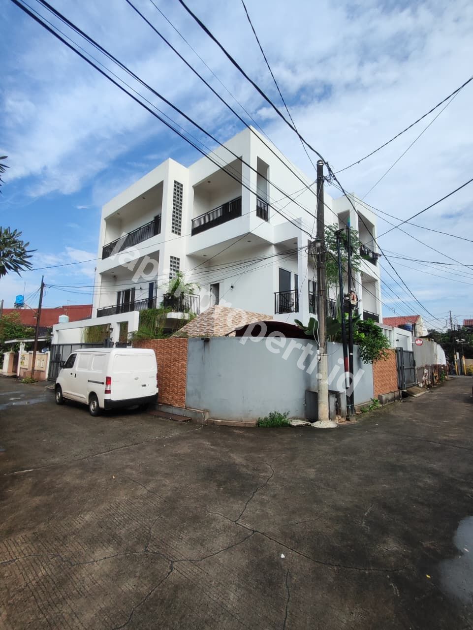 Foto RUMAH MEWAH HOOK 3 LANTAI FULL FURNISHED DALAM KOMPLEK STRATEGIS di JATIBENING BEKASI - 1