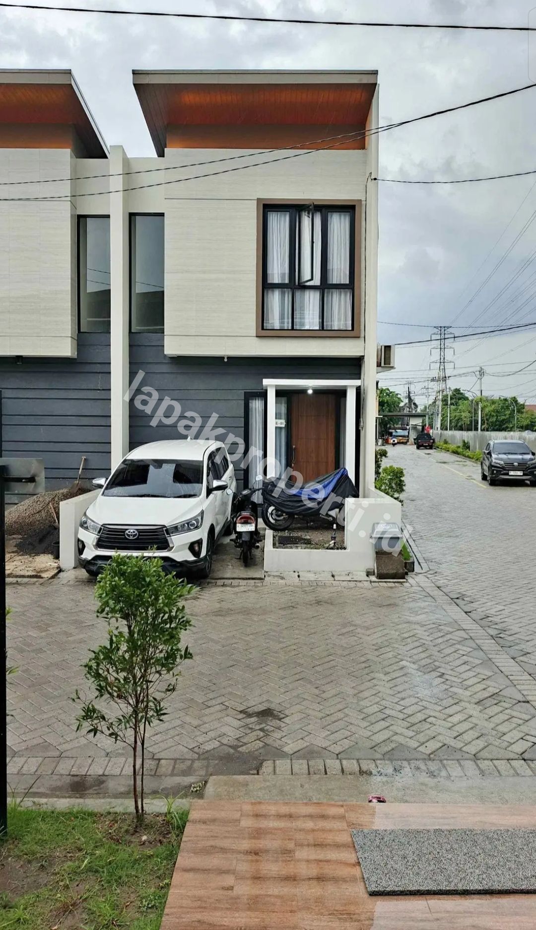 Foto Disewakan Rumah Pojok 2 lantai Alana Gunungsari Indah Surabaya Barat dekat Wiyung - 1