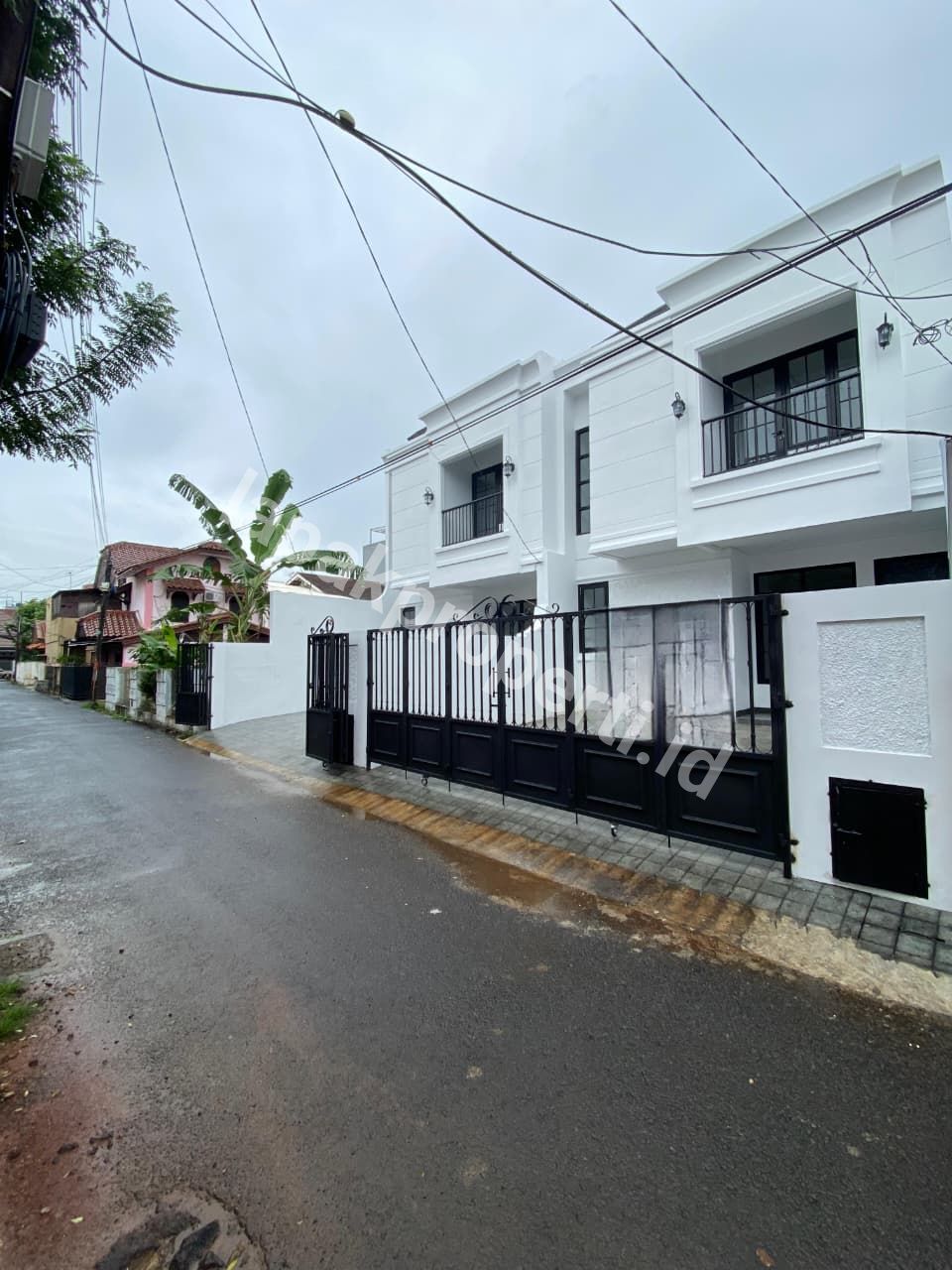 RUMAH BARU SIAP HUNI DALAM KOMPLEK STRATEGIS di PONDOK BAMBU JAKARTA TIMUR