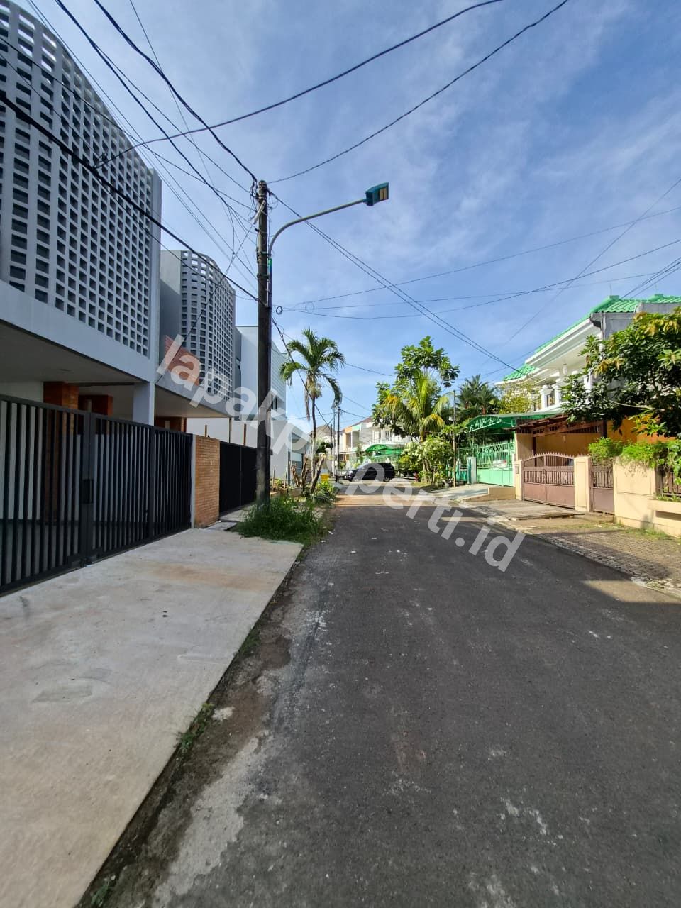 Foto Rumah Modern Dalam Komplek Billymoon Pondok Kelapa Jakarta Timur - 3
