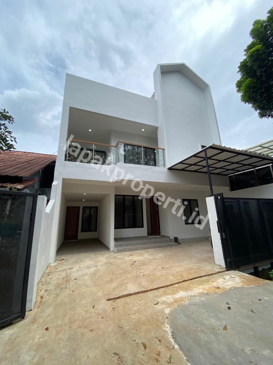 RUMAH BARU RENOVASI TANAH LUAS DALAM KOMPLEK STRATEGIS di JAGAKARSA JAKARTA SELATAN