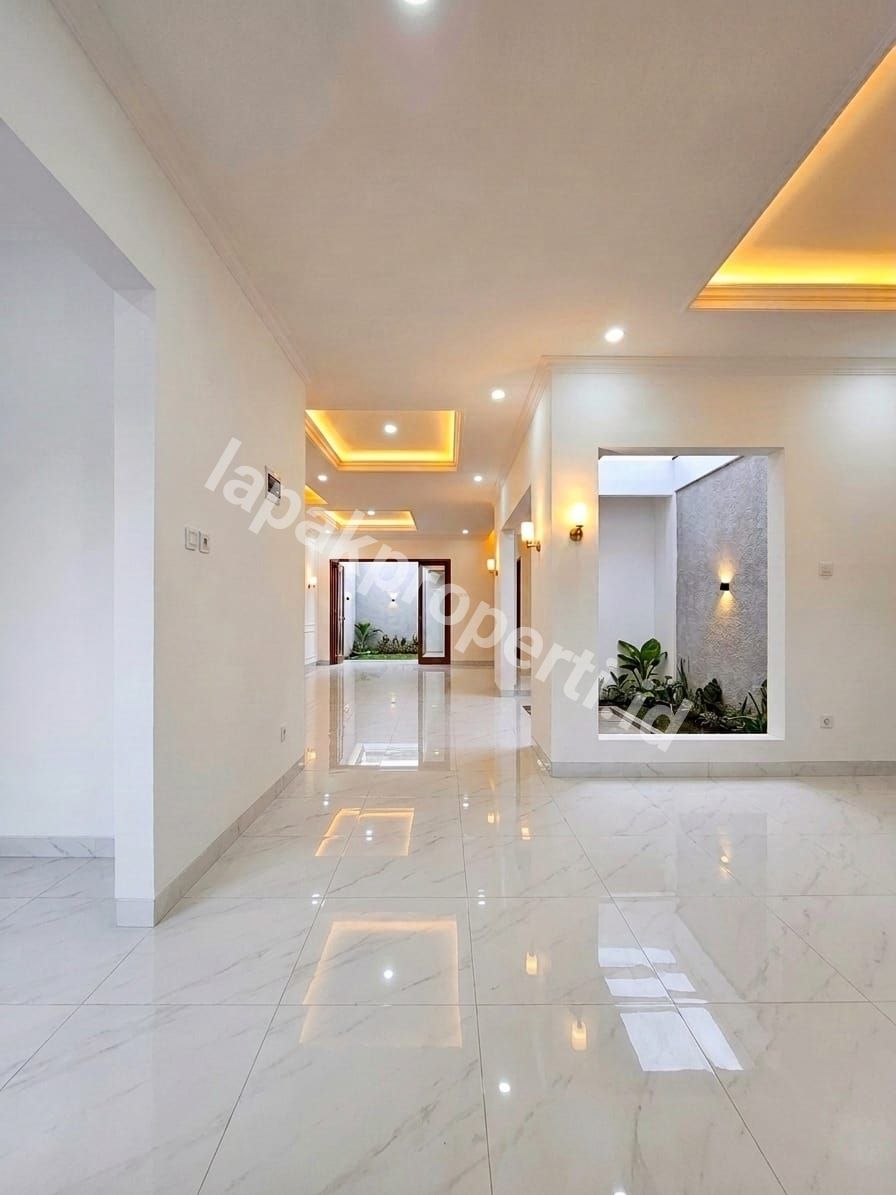Foto Dijual Rumah Baru Design American Classic Dalam Komplek - 5