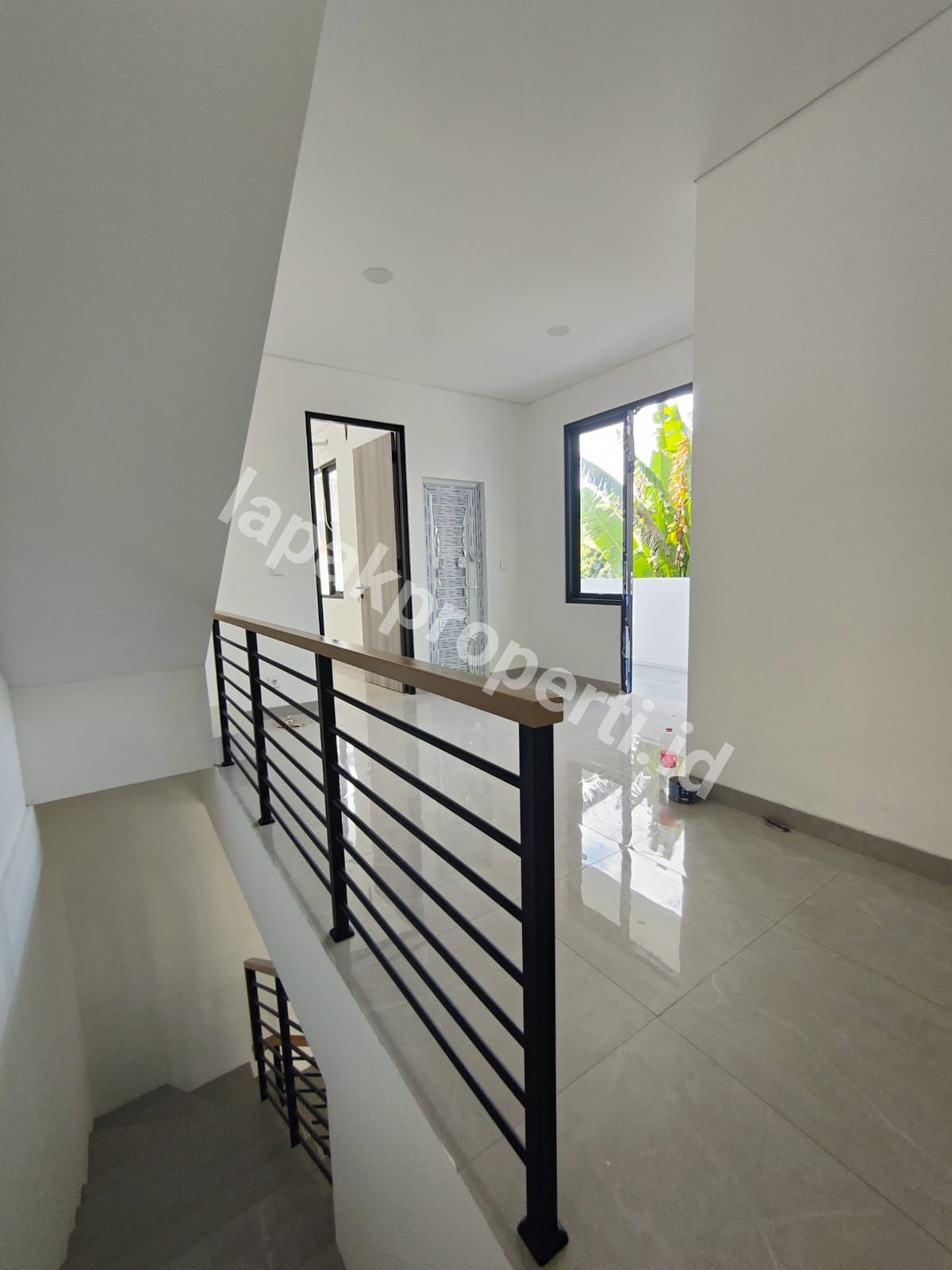 Foto Dijual Rumah Baru 3 lantai Komplek Di Pondok Bambu Jakarta Timur - 10