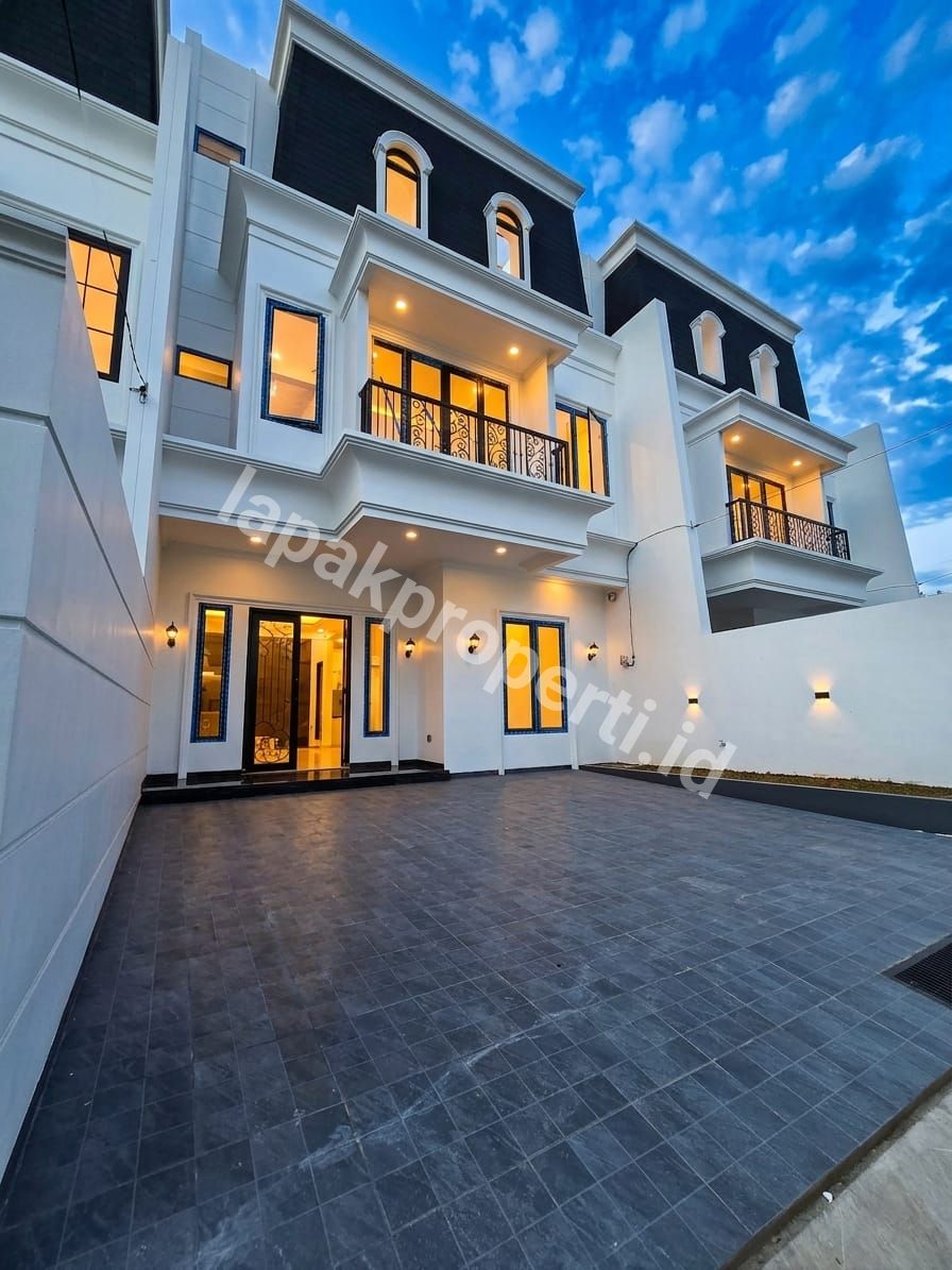 Foto Rumah Mewah design Classic Modern Dalam komplek - 1