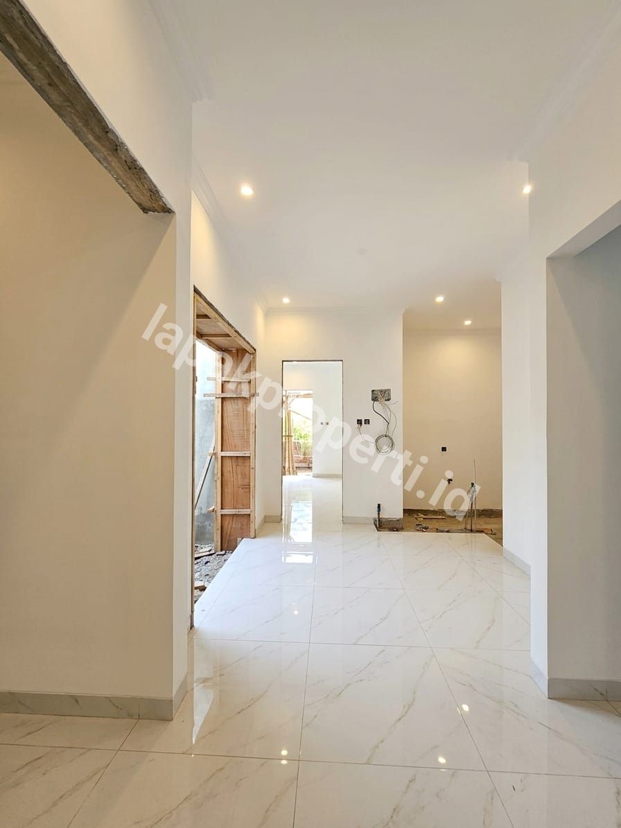 Foto Dijual Rumah Baru Design American Classic Dalam Komplek - 8